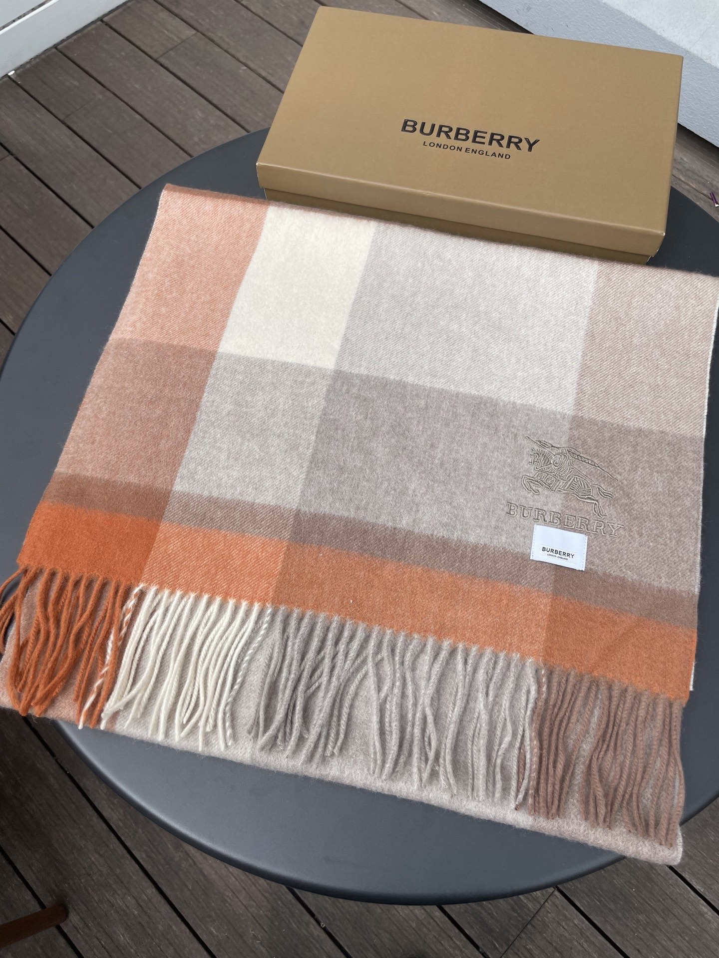 巴宝莉男女士披肩✨羊绒经典格纹👐围巾♨️高尖端产物⚠️，经典logo刺绣，时尚大牌的顶尖设计款💕拿到手你