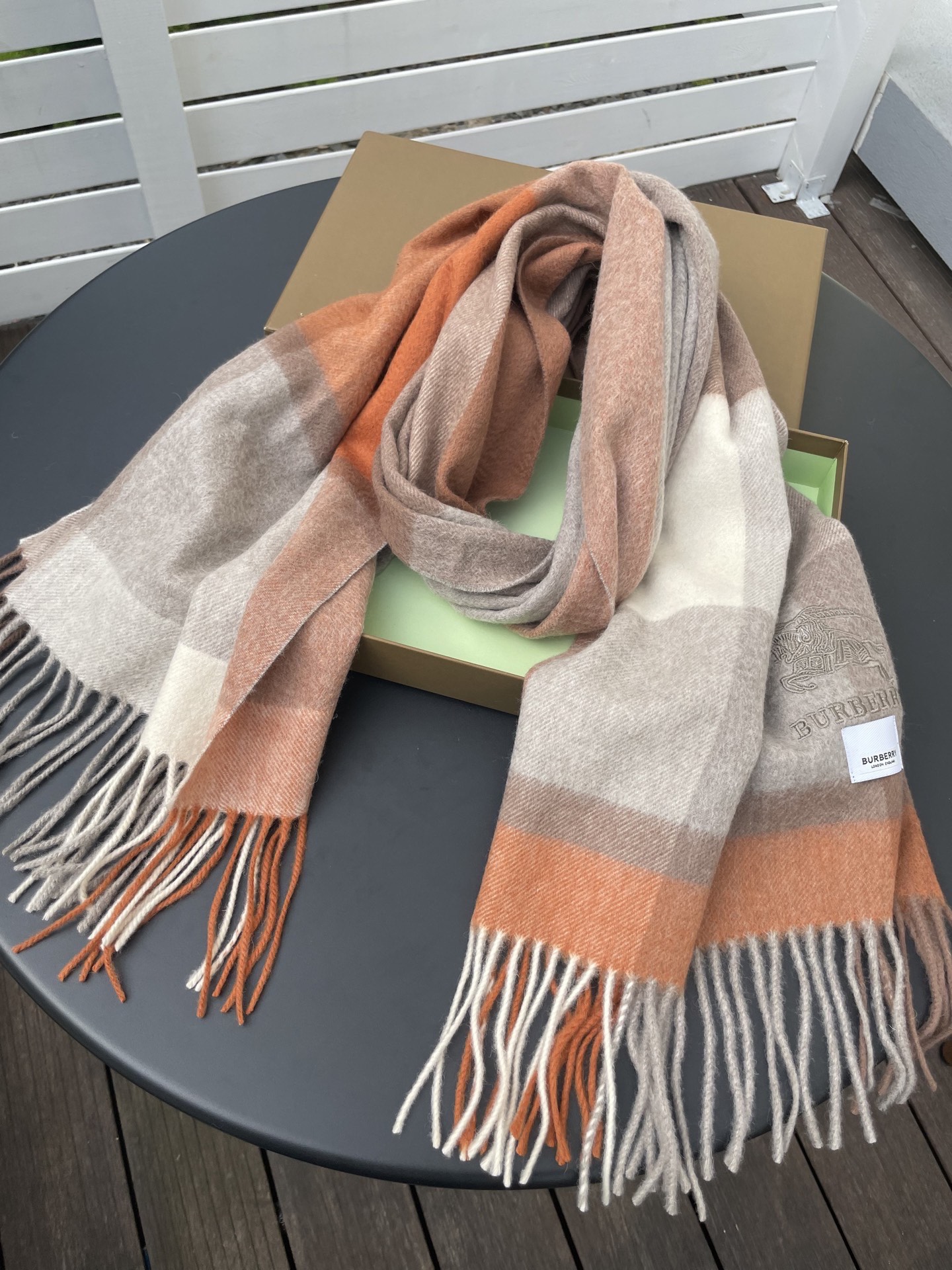 巴宝莉男女士披肩✨羊绒经典格纹👐围巾♨️高尖端产物⚠️，经典logo刺绣，时尚大牌的顶尖设计款💕拿到手你