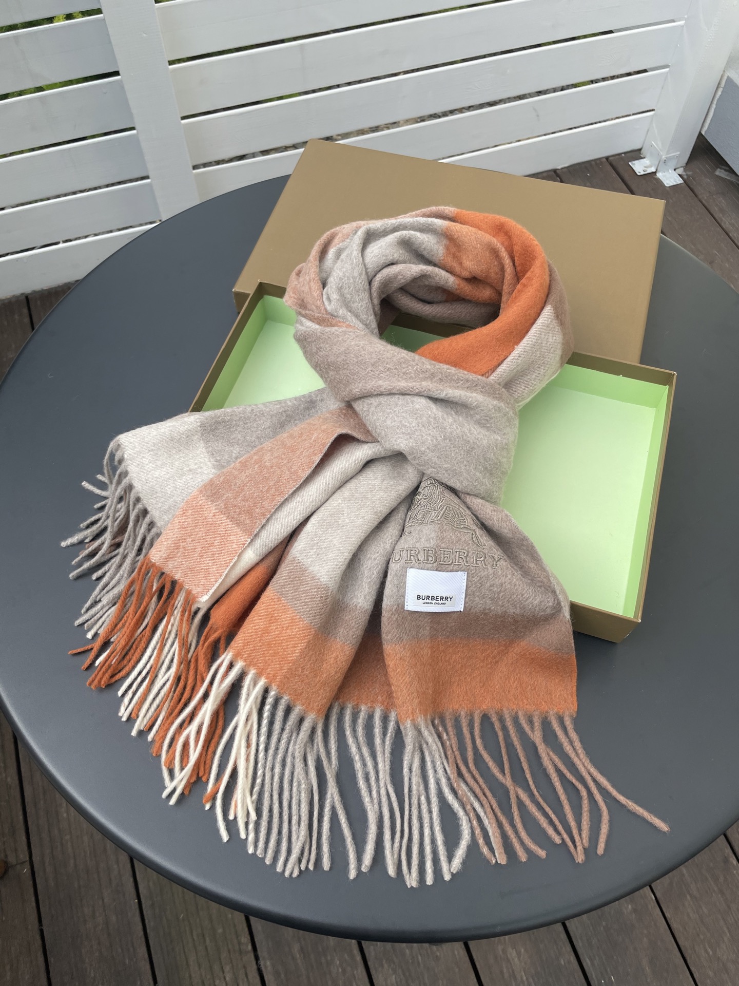 巴宝莉男女士披肩✨羊绒经典格纹👐围巾♨️高尖端产物⚠️，经典logo刺绣，时尚大牌的顶尖设计款💕拿到手你