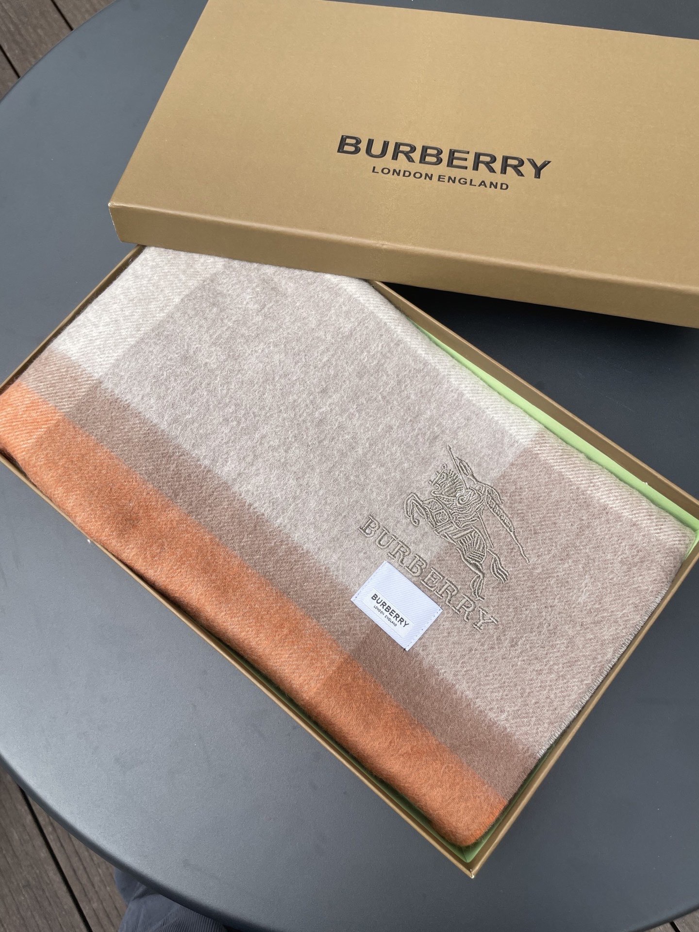 巴宝莉男女士披肩✨羊绒经典格纹👐围巾♨️高尖端产物⚠️，经典logo刺绣，时尚大牌的顶尖设计款💕拿到手你