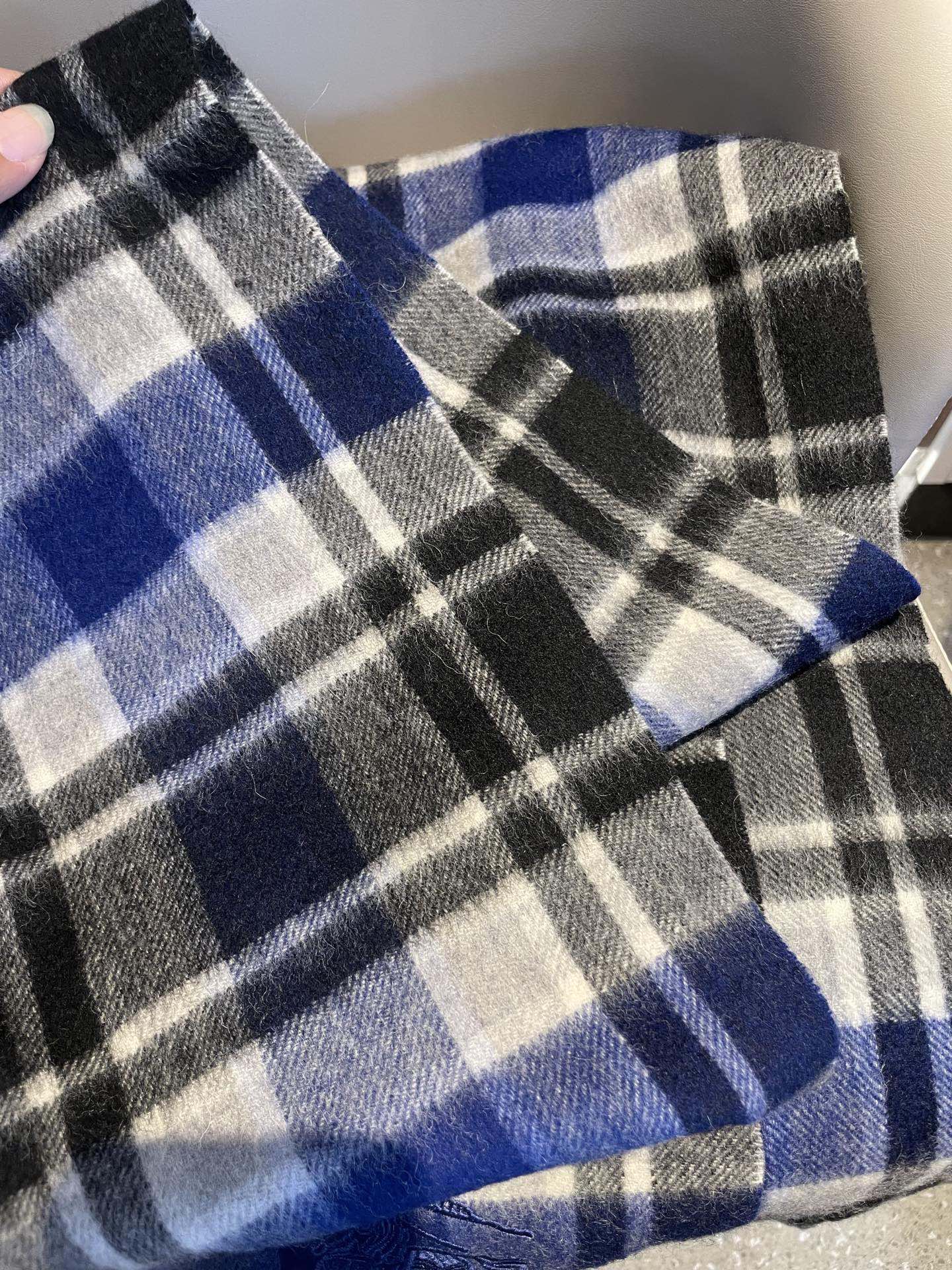 新款男士巴宝莉Bur羊羔毛格子好看的要疯掉了，太有型太有魅力了！！！非常斯文时尚的秋冬单品！真的很喜欢，