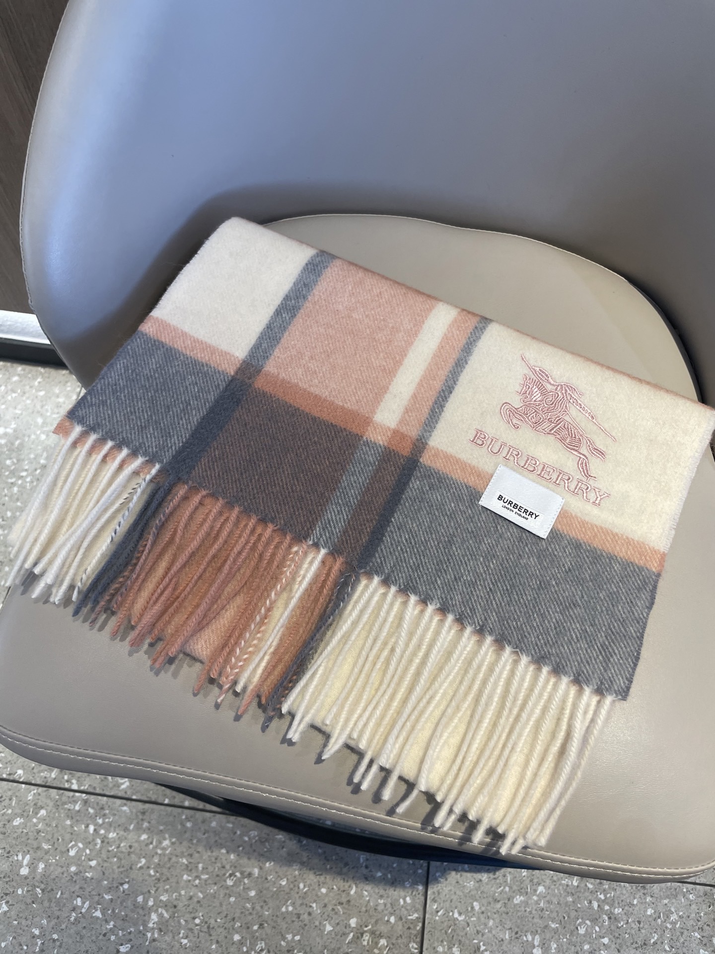 新款巴宝莉Bur羊绒格子好看的要疯掉了，太有型太有魅力了！！！非常斯文时尚的秋冬单品！真的很喜欢，非常C