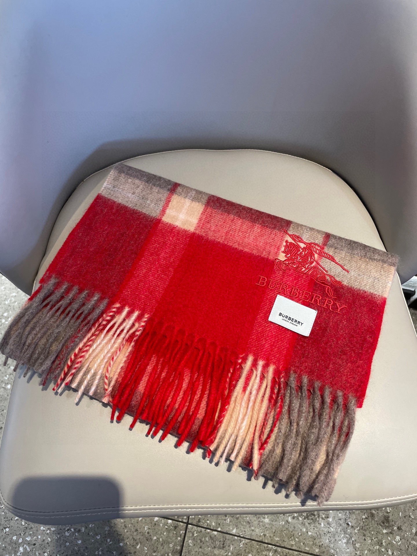 新款🐂牛货，巴宝莉男士女士（格纹战马刺绣）围巾，款式魅力，是经典大方‼面料采用的是客供的羔绒，细腻柔软度