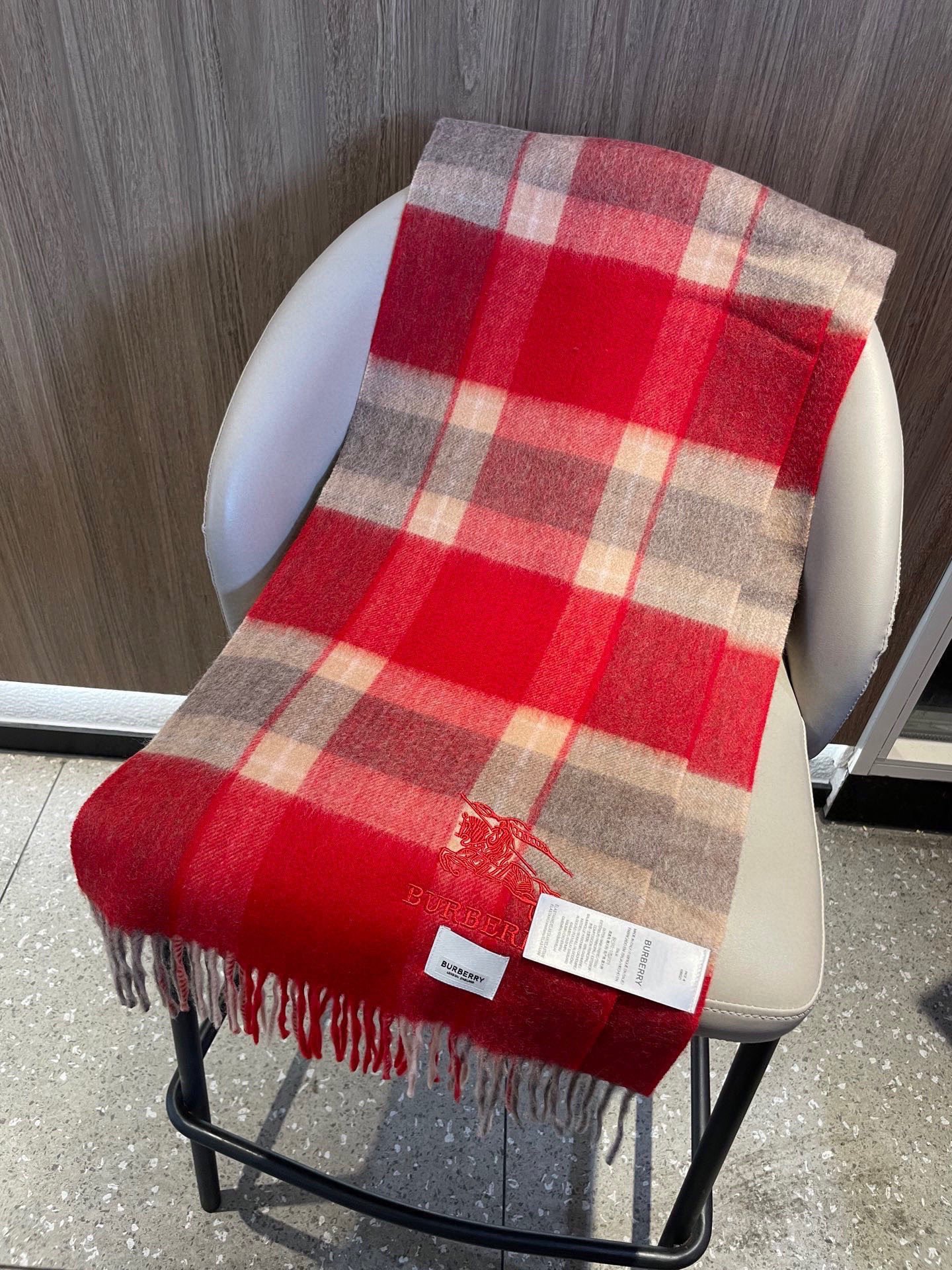 新款🐂牛货，巴宝莉男士女士（格纹战马刺绣）围巾，款式魅力，是经典大方‼面料采用的是客供的羔绒，细腻柔软度