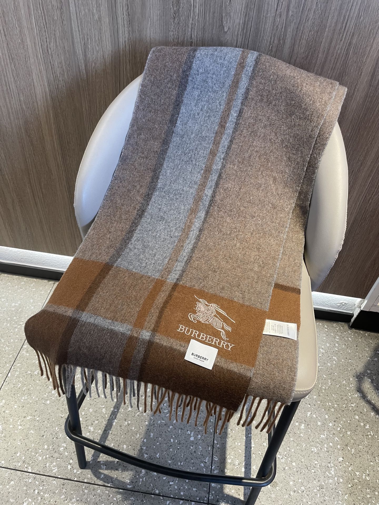 新款巴宝莉Bur羊绒格子好看的要疯掉了，太有型太有魅力了！！！非常斯文时尚的秋冬单品！真的很喜欢，非常C