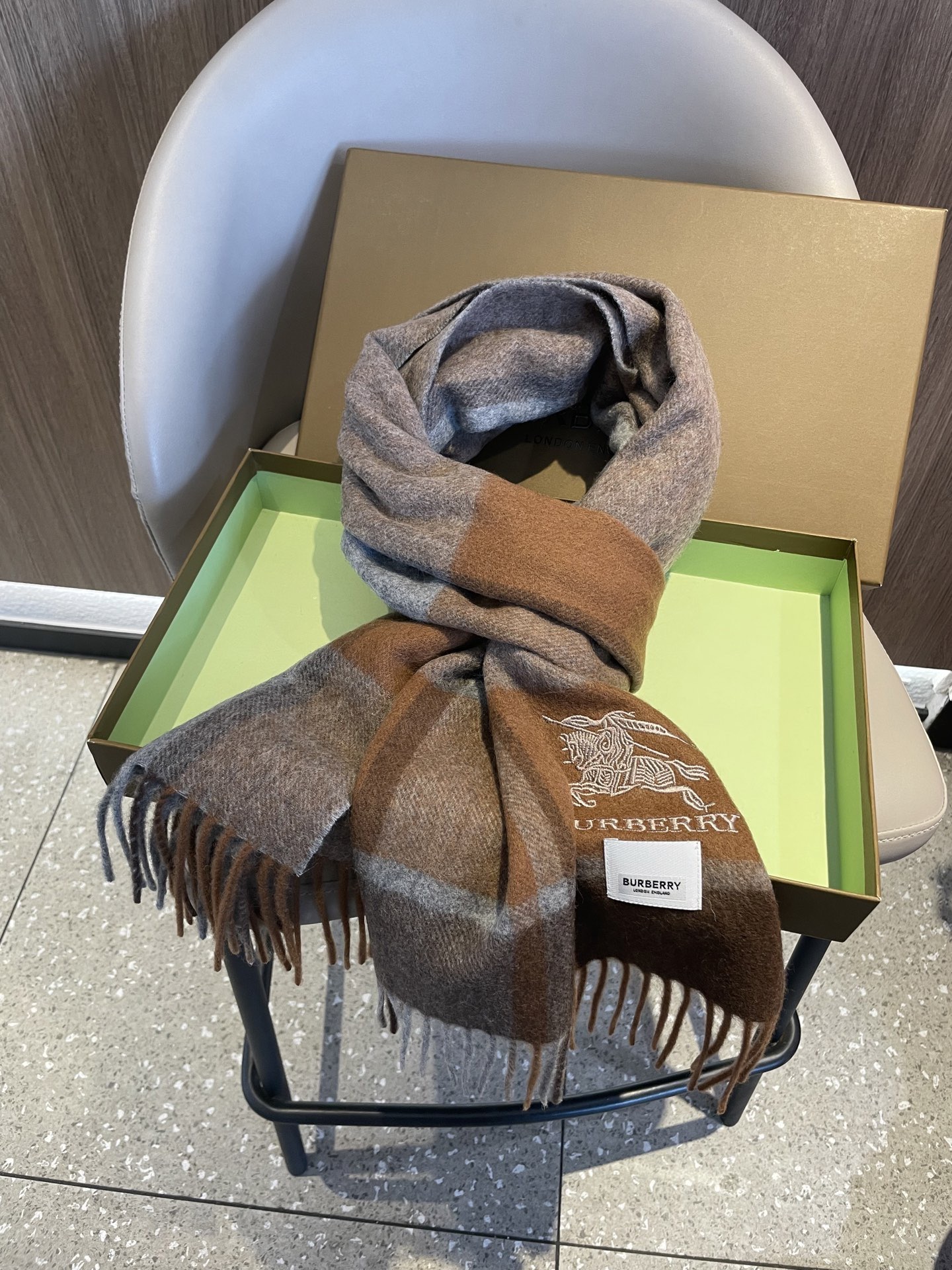 新款巴宝莉Bur羊绒格子好看的要疯掉了，太有型太有魅力了！！！非常斯文时尚的秋冬单品！真的很喜欢，非常C