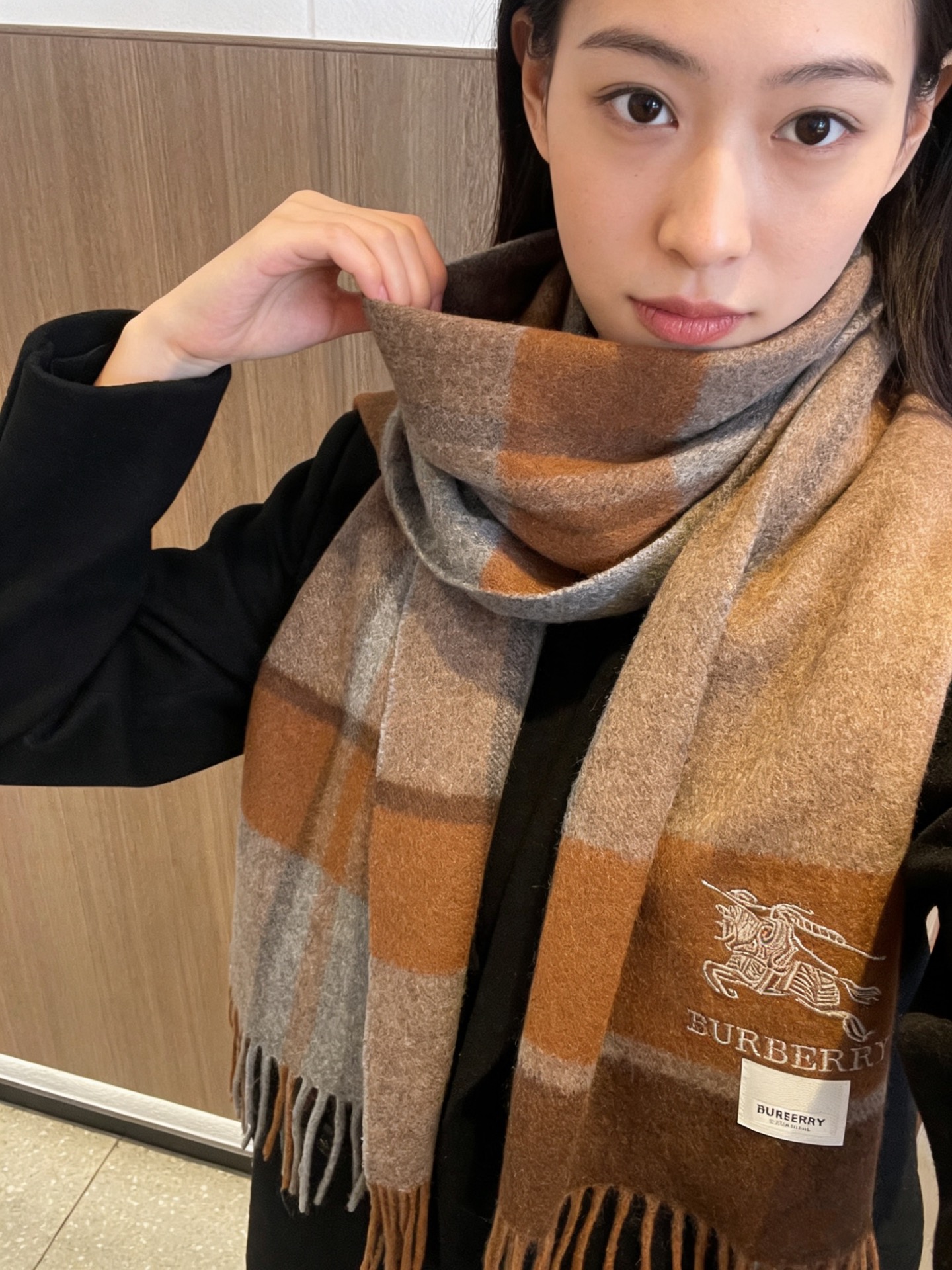 新款巴宝莉Bur羊绒格子好看的要疯掉了，太有型太有魅力了！！！非常斯文时尚的秋冬单品！真的很喜欢，非常C