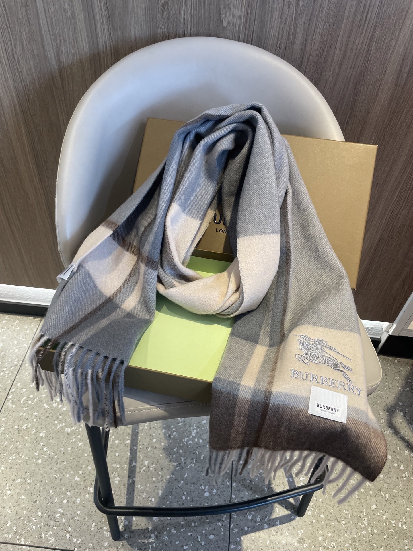 新款巴宝莉Bur羊绒格子好看的要疯掉了，太有型太有魅力了！！！非常斯文时尚的秋冬单品！真的很喜欢，非常C