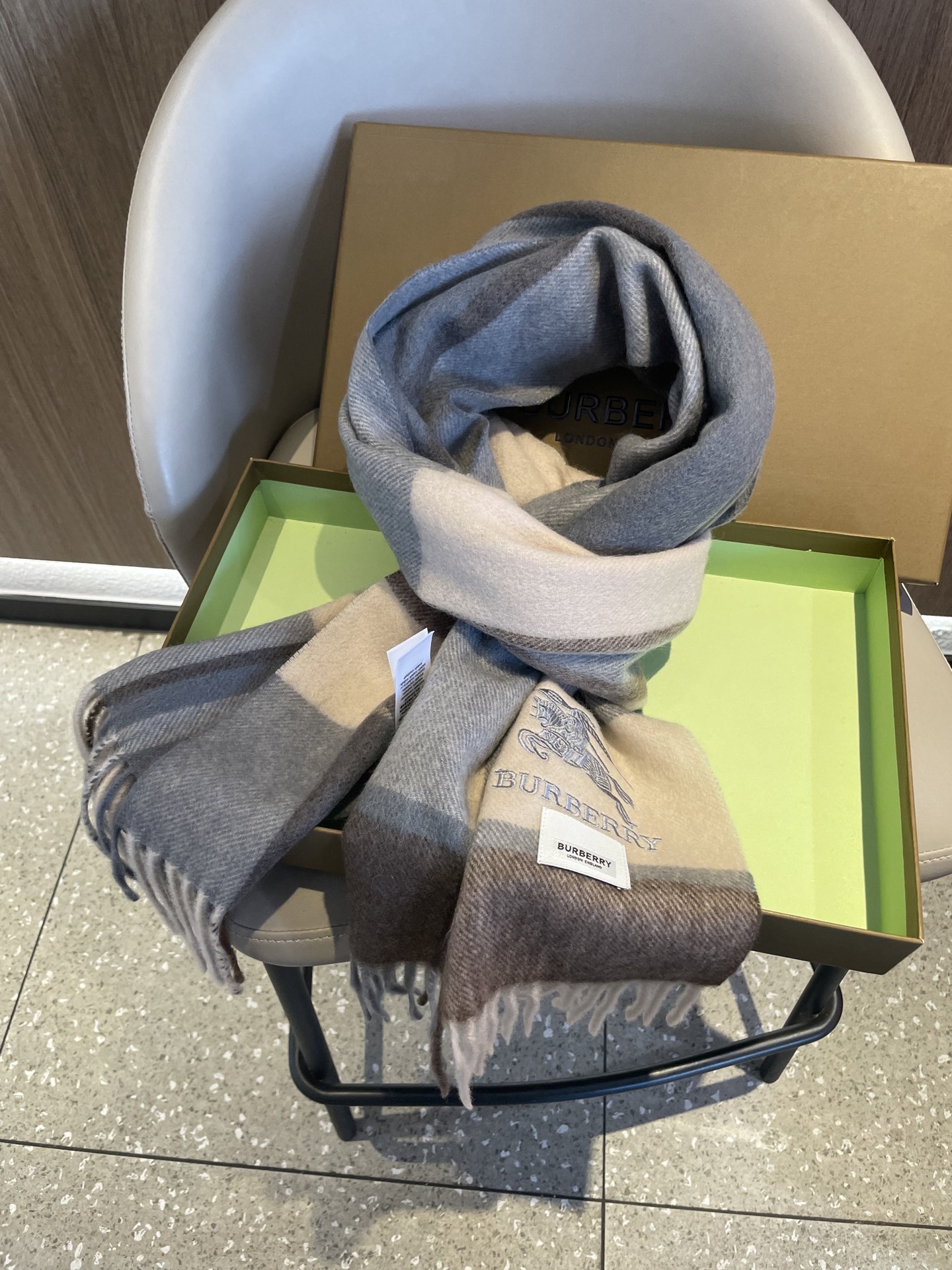 新款巴宝莉Bur羊绒格子好看的要疯掉了，太有型太有魅力了！！！非常斯文时尚的秋冬单品！真的很喜欢，非常C