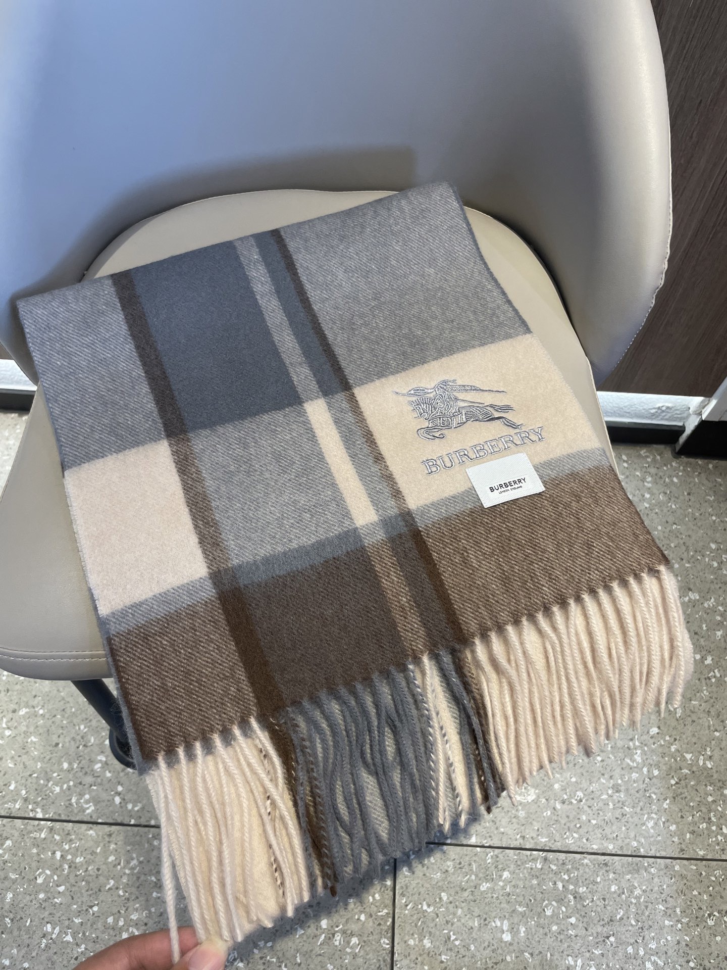 新款巴宝莉Bur羊绒格子好看的要疯掉了，太有型太有魅力了！！！非常斯文时尚的秋冬单品！真的很喜欢，非常C