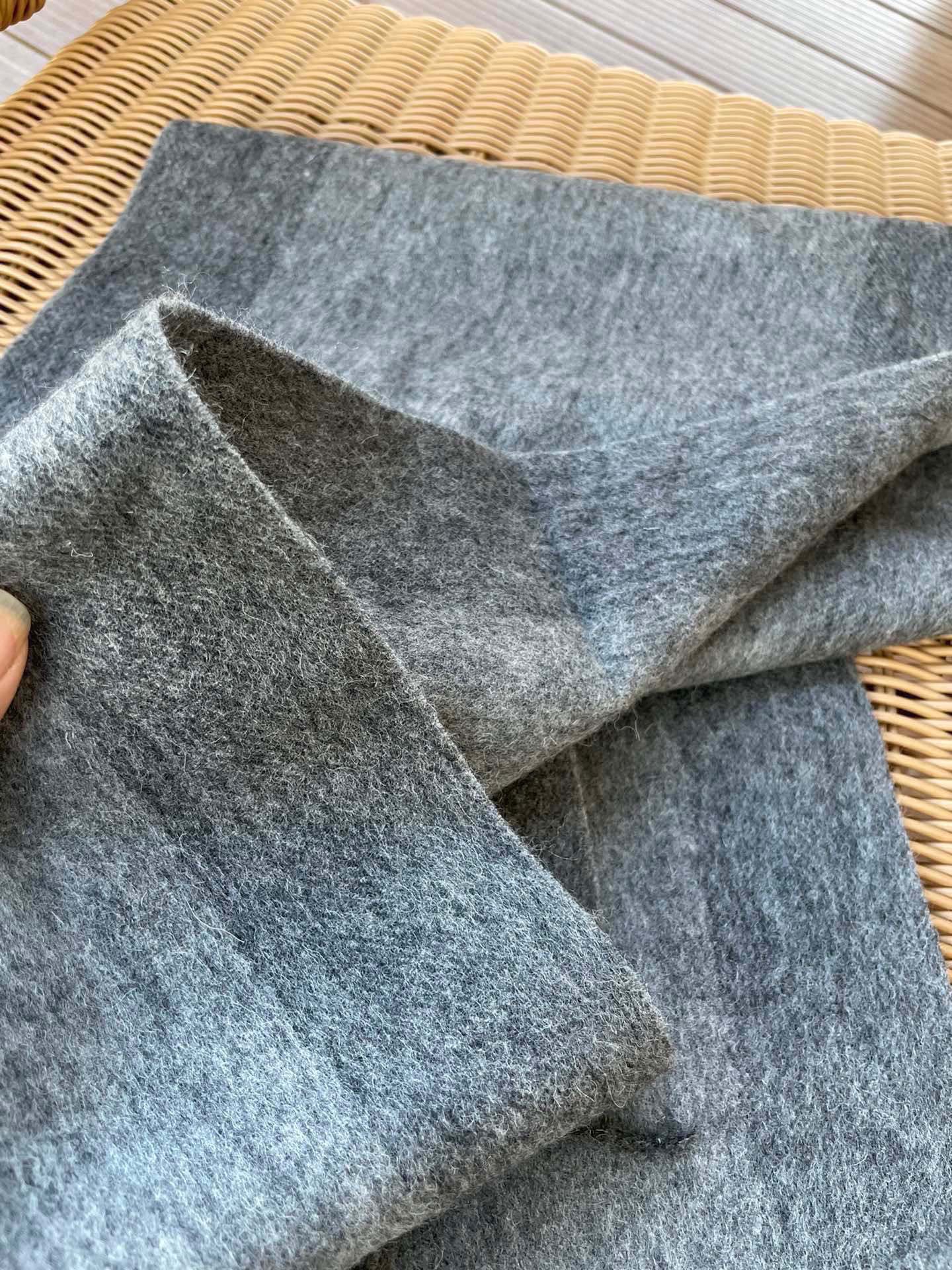 。阿玛尼海外专柜条纹拼色最新男士羊羔毛围巾～惊爆上架🎉国内专柜都没上架，从款式到面料都很赞🎻，经典的条纹