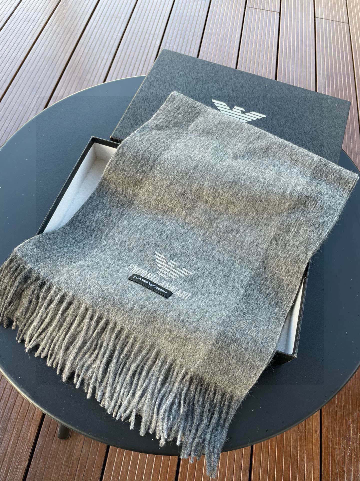 。阿玛尼海外专柜条纹拼色最新男士羊羔毛围巾～惊爆上架🎉国内专柜都没上架，从款式到面料都很赞🎻，经典的条纹