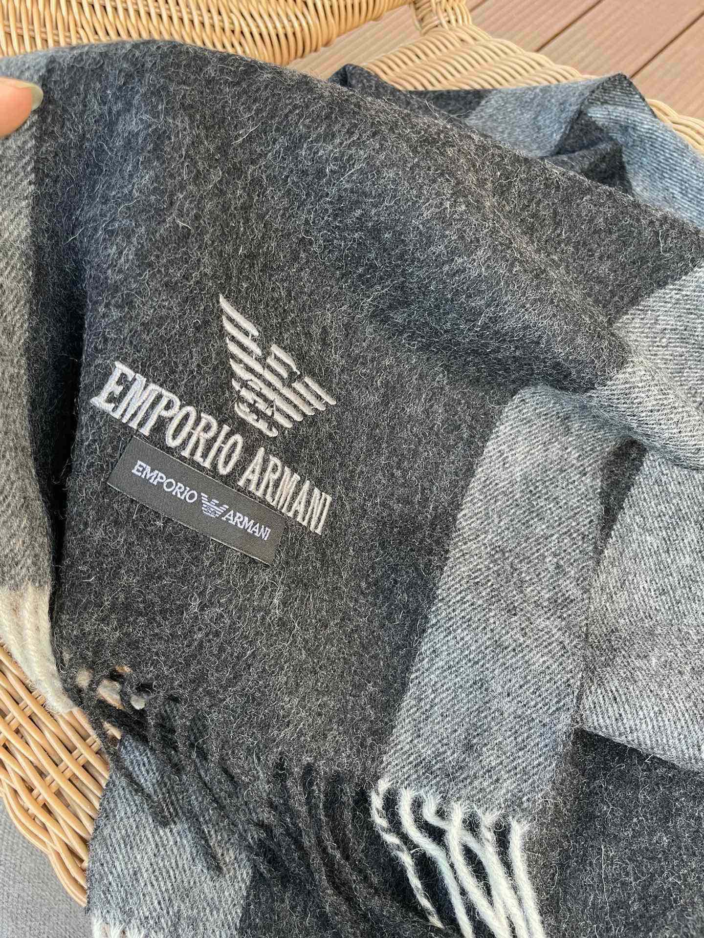 。阿玛尼海外专柜条纹拼色最新男士羊羔毛围巾～惊爆上架🎉国内专柜都没上架，从款式到面料都很赞🎻，经典的条纹