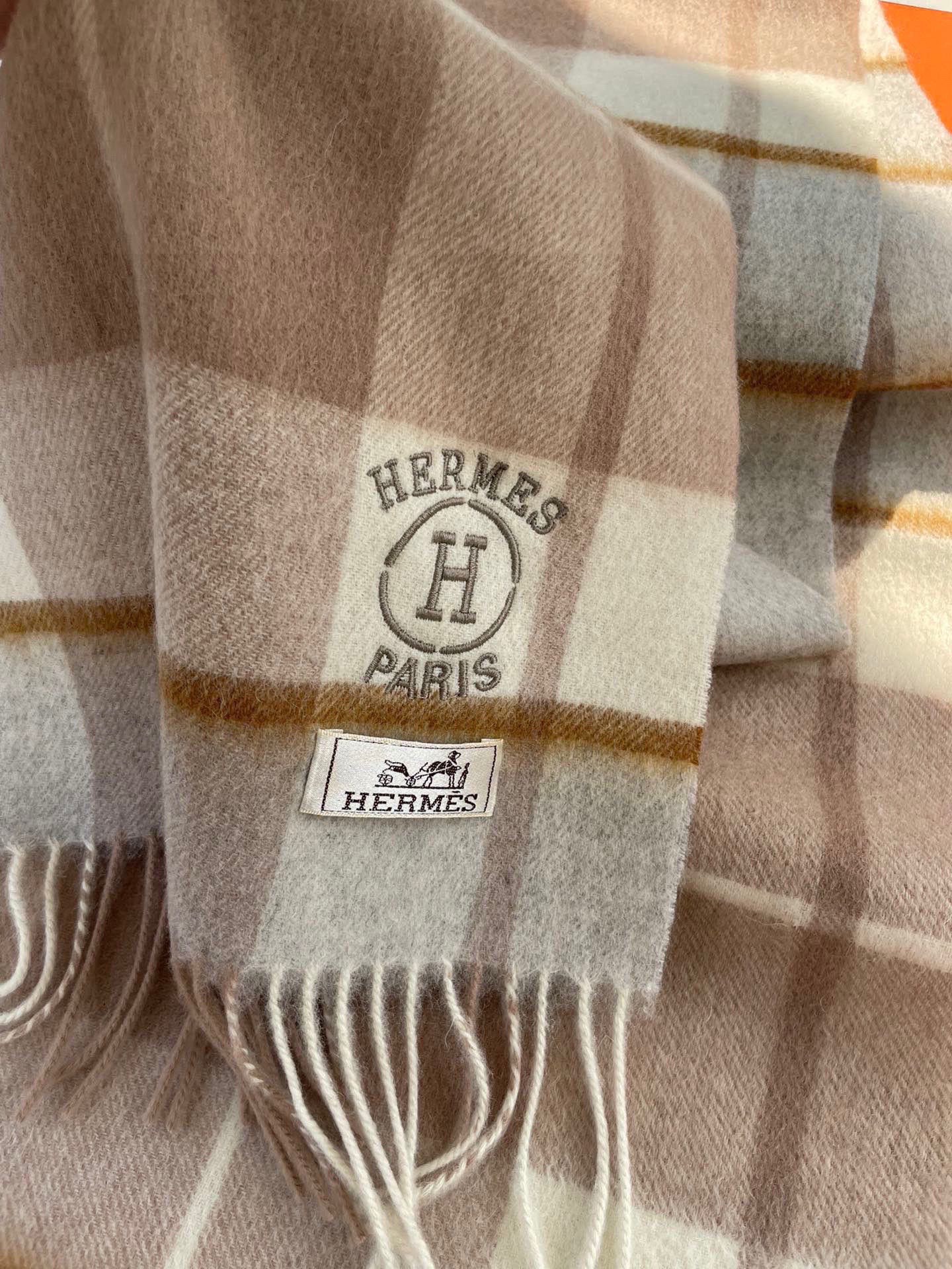 。🆕Hermes · 爱马仕女士经典格子拼接🎊重磅推荐💥 100%顶级山羊绒材质。非常保暖👑 柔软亲肤，