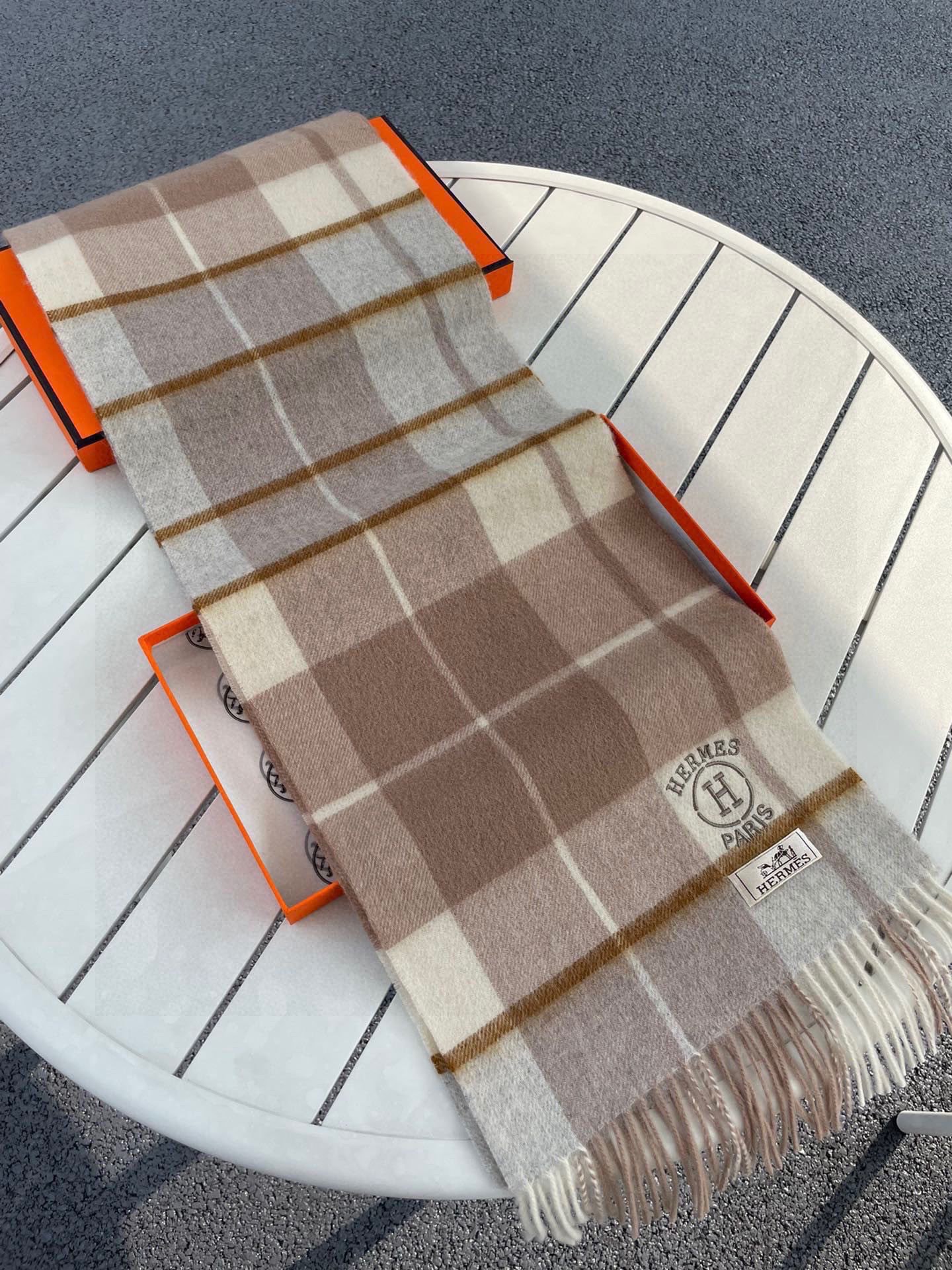 。🆕Hermes · 爱马仕女士经典格子拼接🎊重磅推荐💥 100%顶级山羊绒材质。非常保暖👑 柔软亲肤，