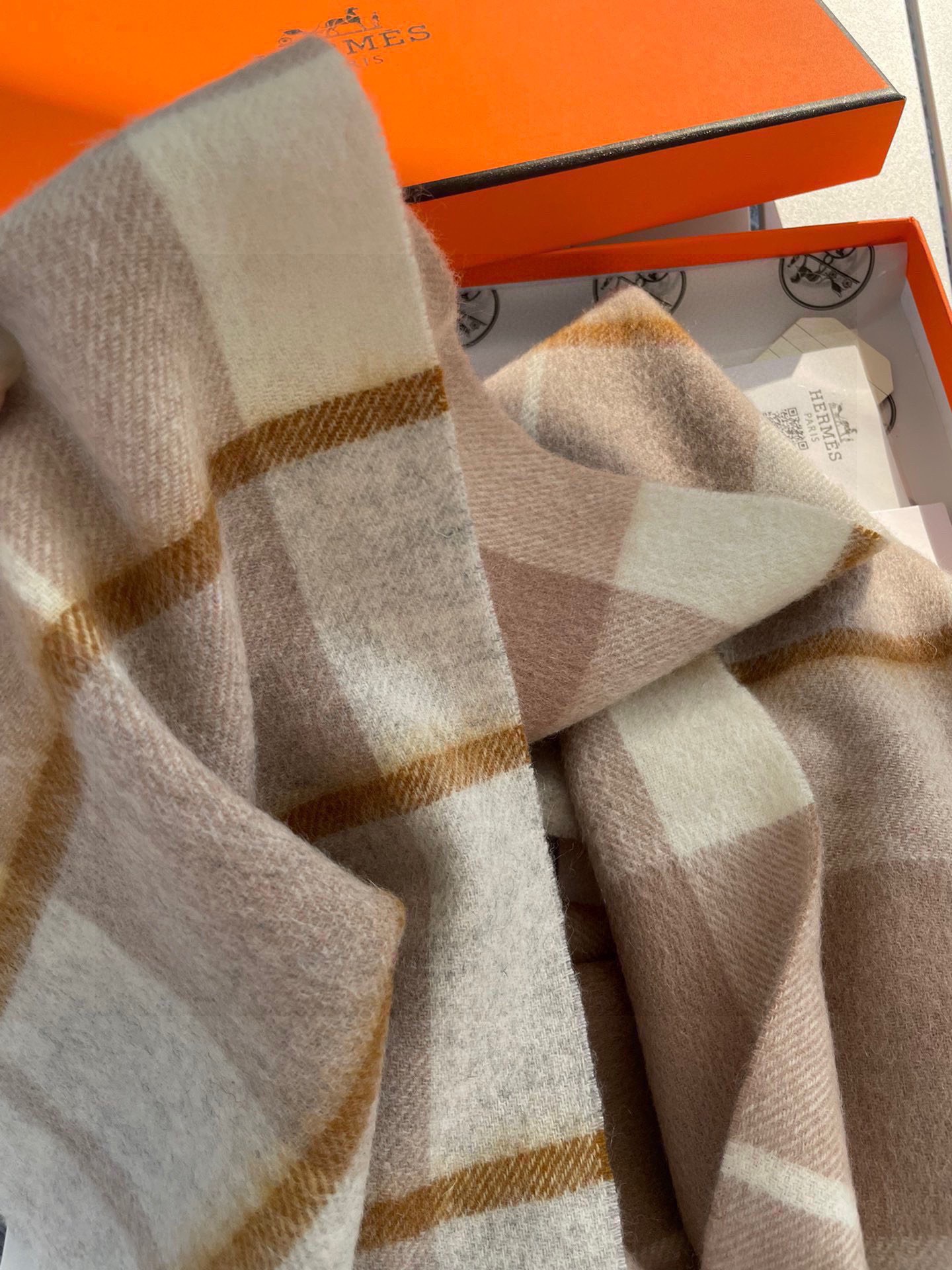 。🆕Hermes · 爱马仕女士经典格子拼接🎊重磅推荐💥 100%顶级山羊绒材质。非常保暖👑 柔软亲肤，