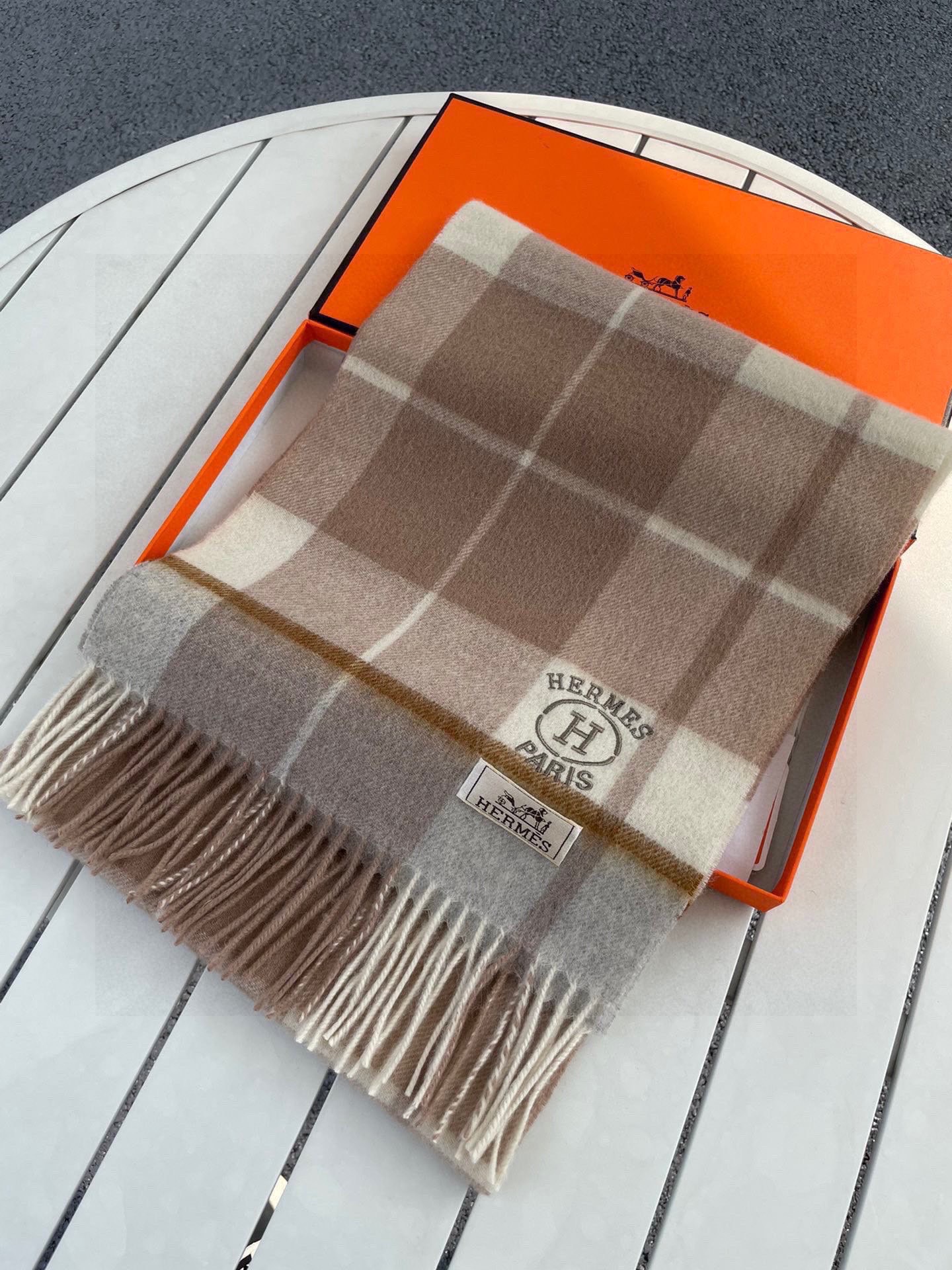 。🆕Hermes · 爱马仕女士经典格子拼接🎊重磅推荐💥 100%顶级山羊绒材质。非常保暖👑 柔软亲肤，
