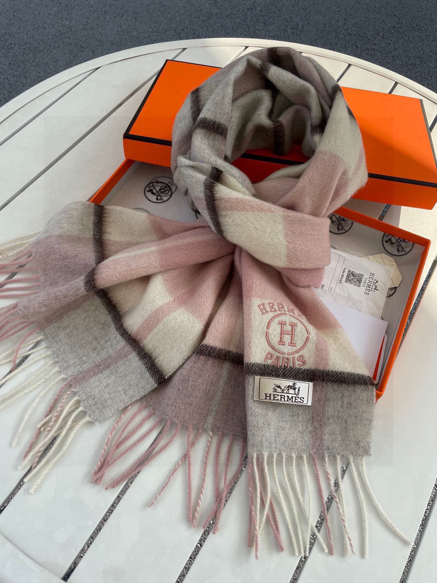 。🆕Hermes · 爱马仕女士经典格子拼接🎊重磅推荐💥 100%顶级山羊绒材质。非常保暖👑 柔软亲肤，