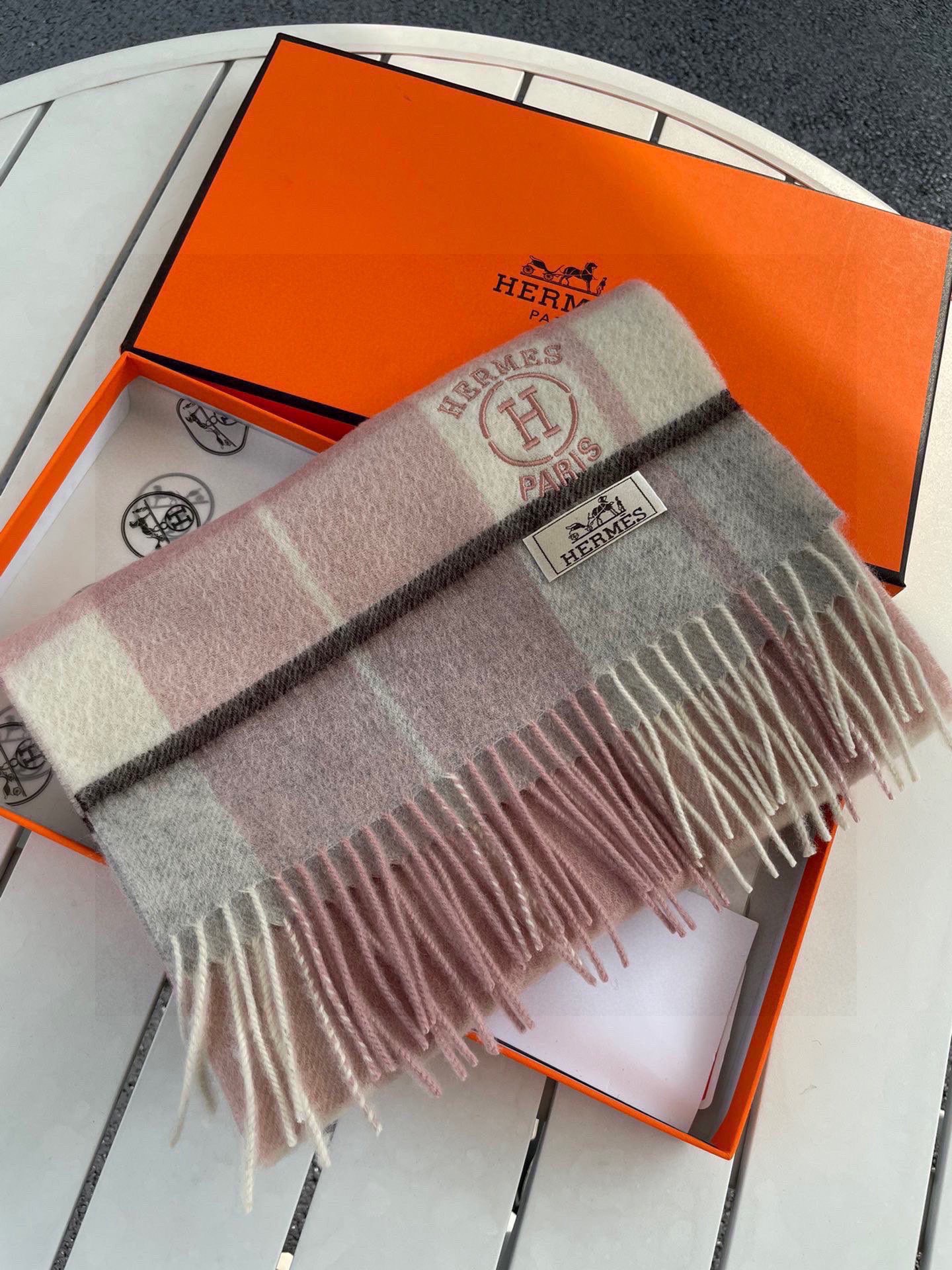 。🆕Hermes · 爱马仕女士经典格子拼接🎊重磅推荐💥 100%顶级山羊绒材质。非常保暖👑 柔软亲肤，