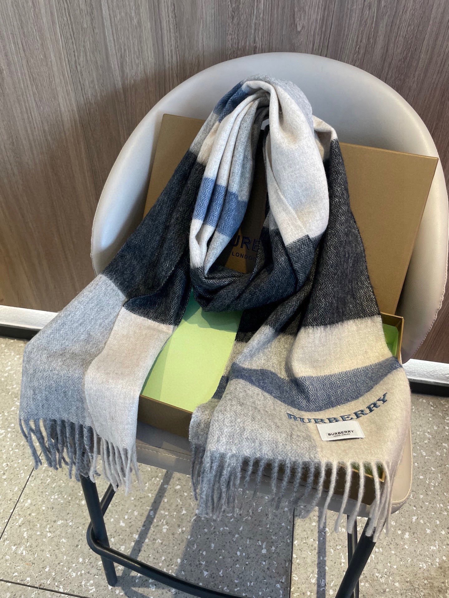 巴宝莉BURBERRY字母专柜款❗️ 顶级出口尾单刺绣👍货不多，下手一定要快，真心美的让人非常非常心动 