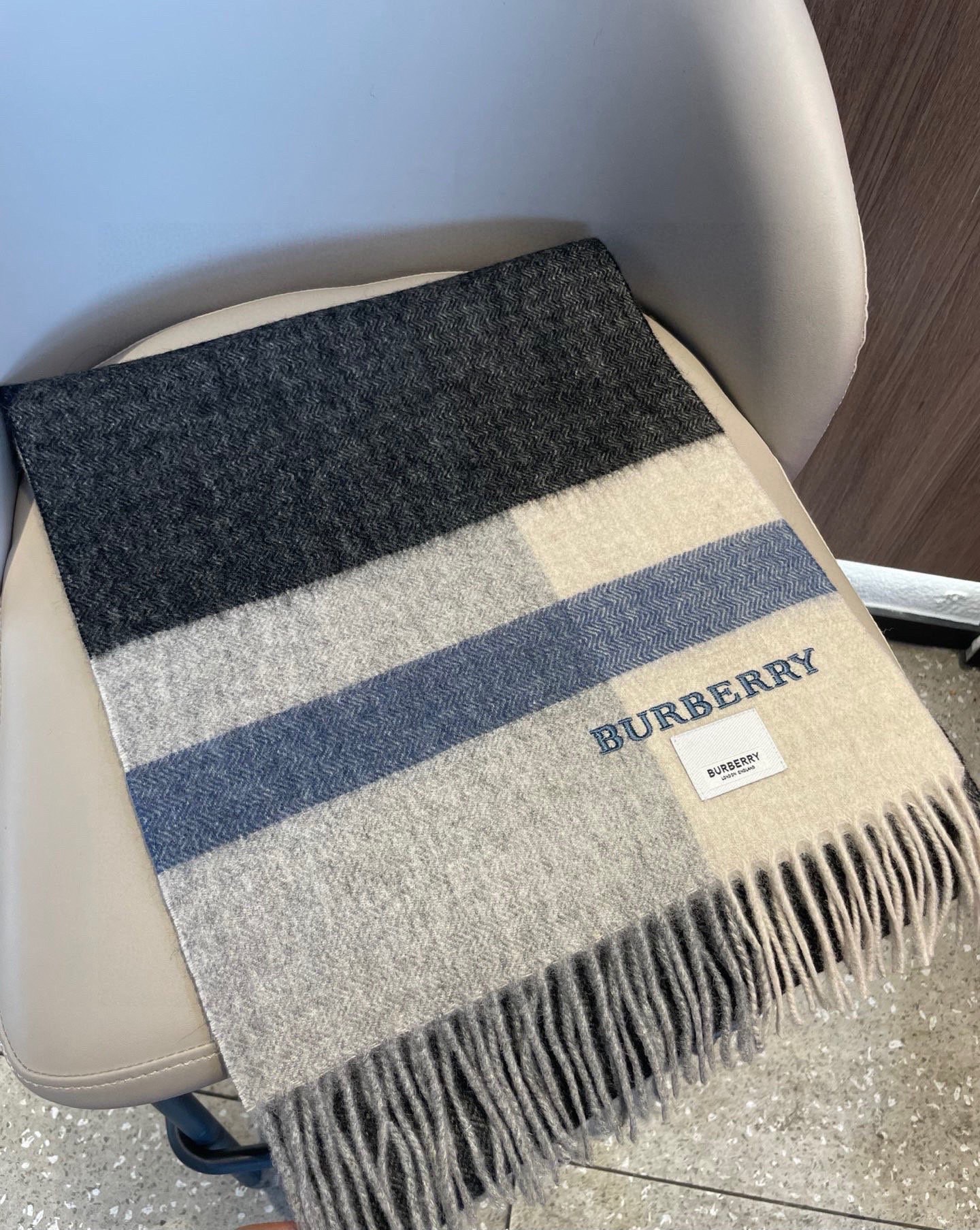 巴宝莉BURBERRY字母专柜款❗️ 顶级出口尾单刺绣👍货不多，下手一定要快，真心美的让人非常非常心动 