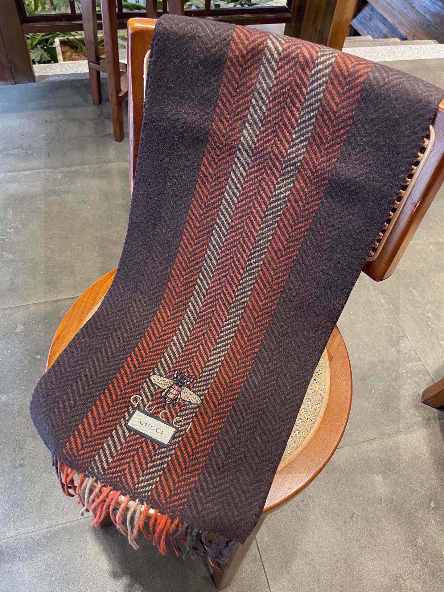 古奇（Gucci）小蜜蜂巴黎时装展羊绒围巾！采用蒙古高原细羊绒！手感满满地都是细腻的绒毛！这个价格绝对百