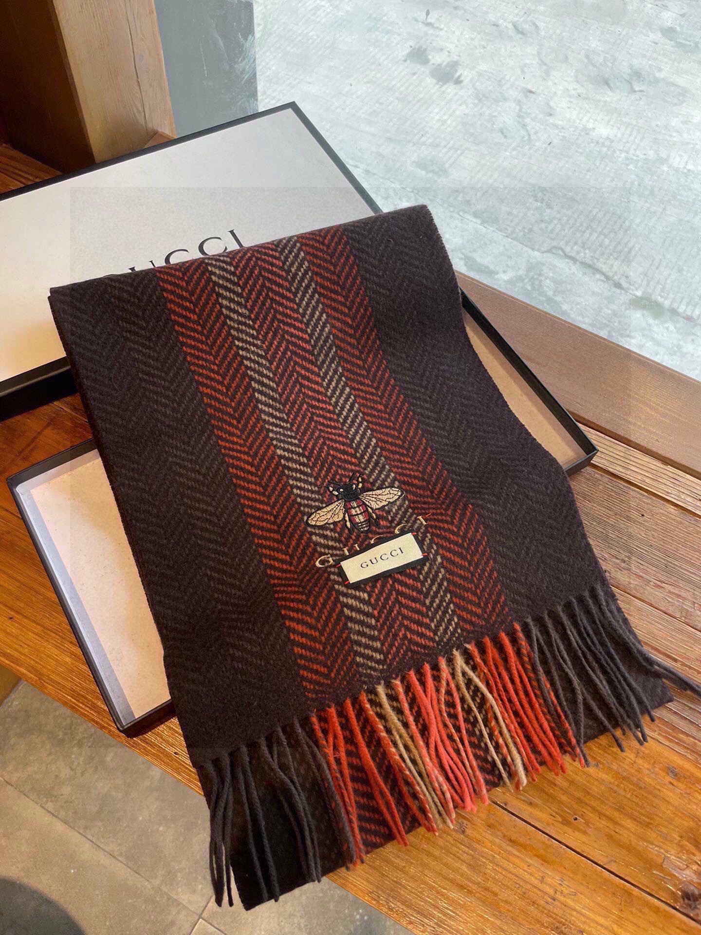 古奇（Gucci）小蜜蜂巴黎时装展羊绒围巾！采用蒙古高原细羊绒！手感满满地都是细腻的绒毛！这个价格绝对百