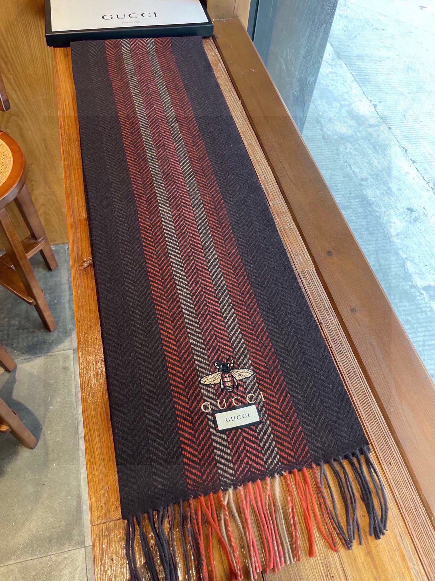 古奇（Gucci）小蜜蜂巴黎时装展羊绒围巾！采用蒙古高原细羊绒！手感满满地都是细腻的绒毛！这个价格绝对百