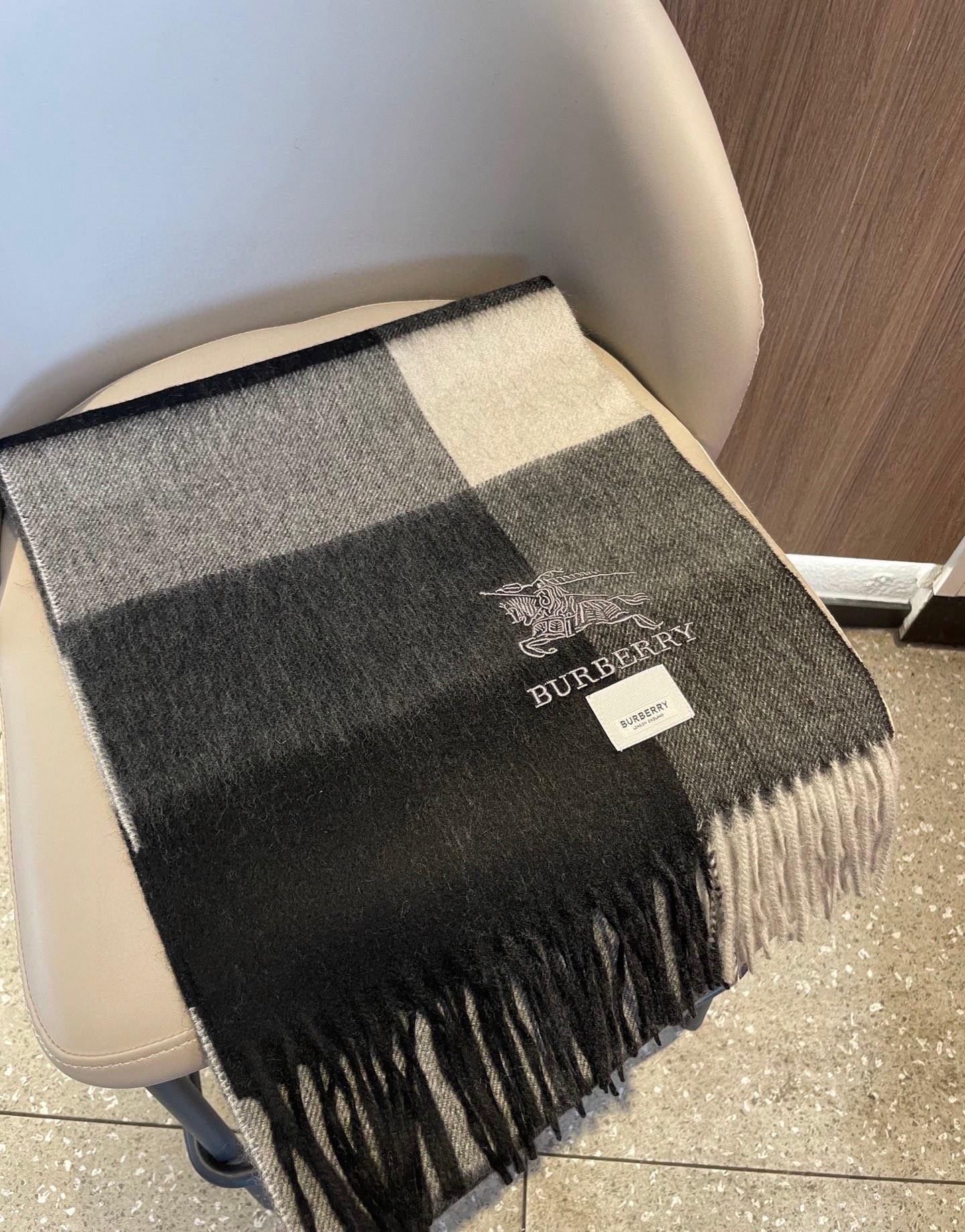 新款巴宝莉男士格子高级货❗️ 顶级出口尾单战马刺绣👍货不多，下手一定要快，真心美的让人非常非常心动 上身