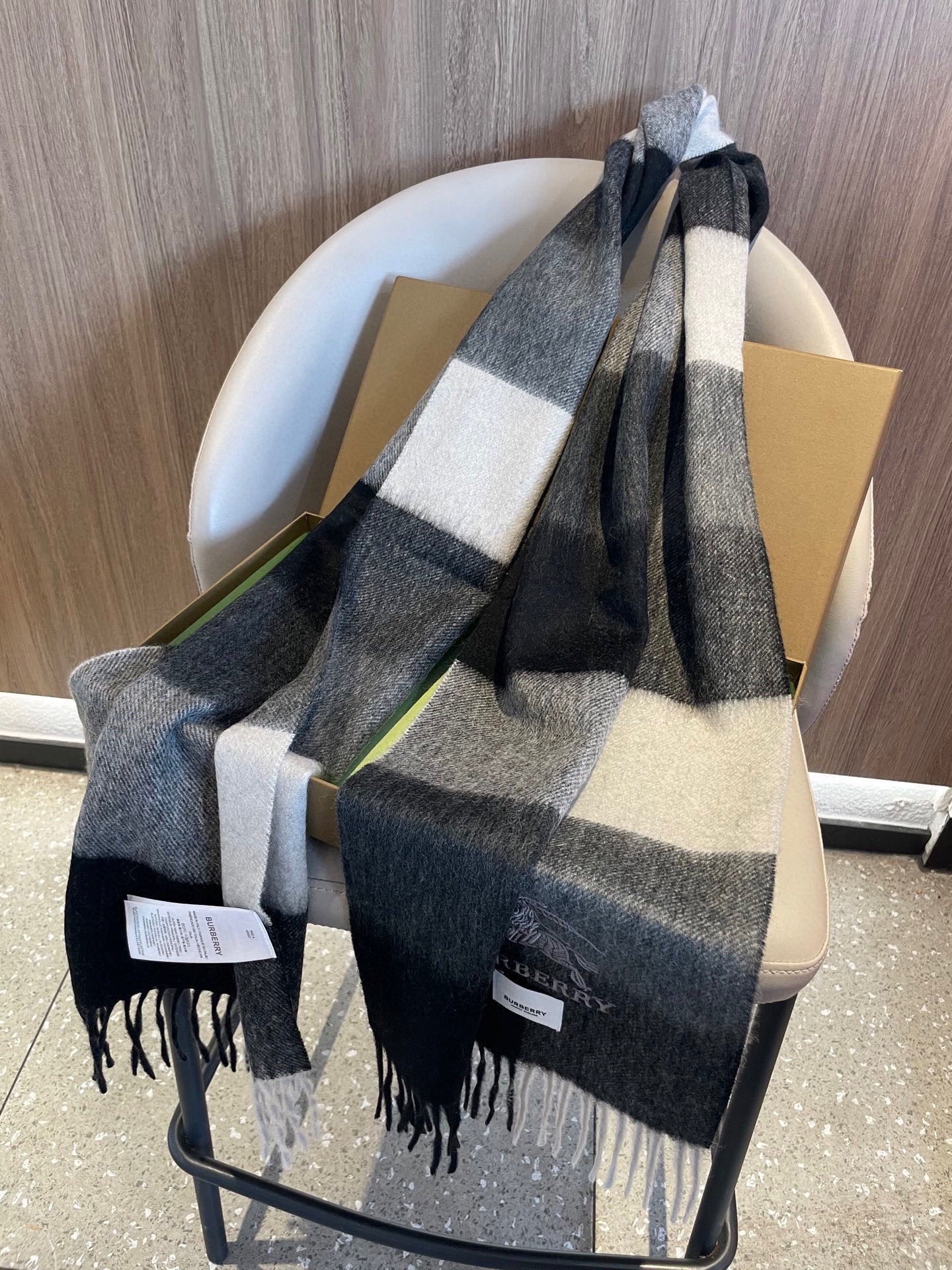 新款巴宝莉男士格子高级货❗️ 顶级出口尾单战马刺绣👍货不多，下手一定要快，真心美的让人非常非常心动 上身