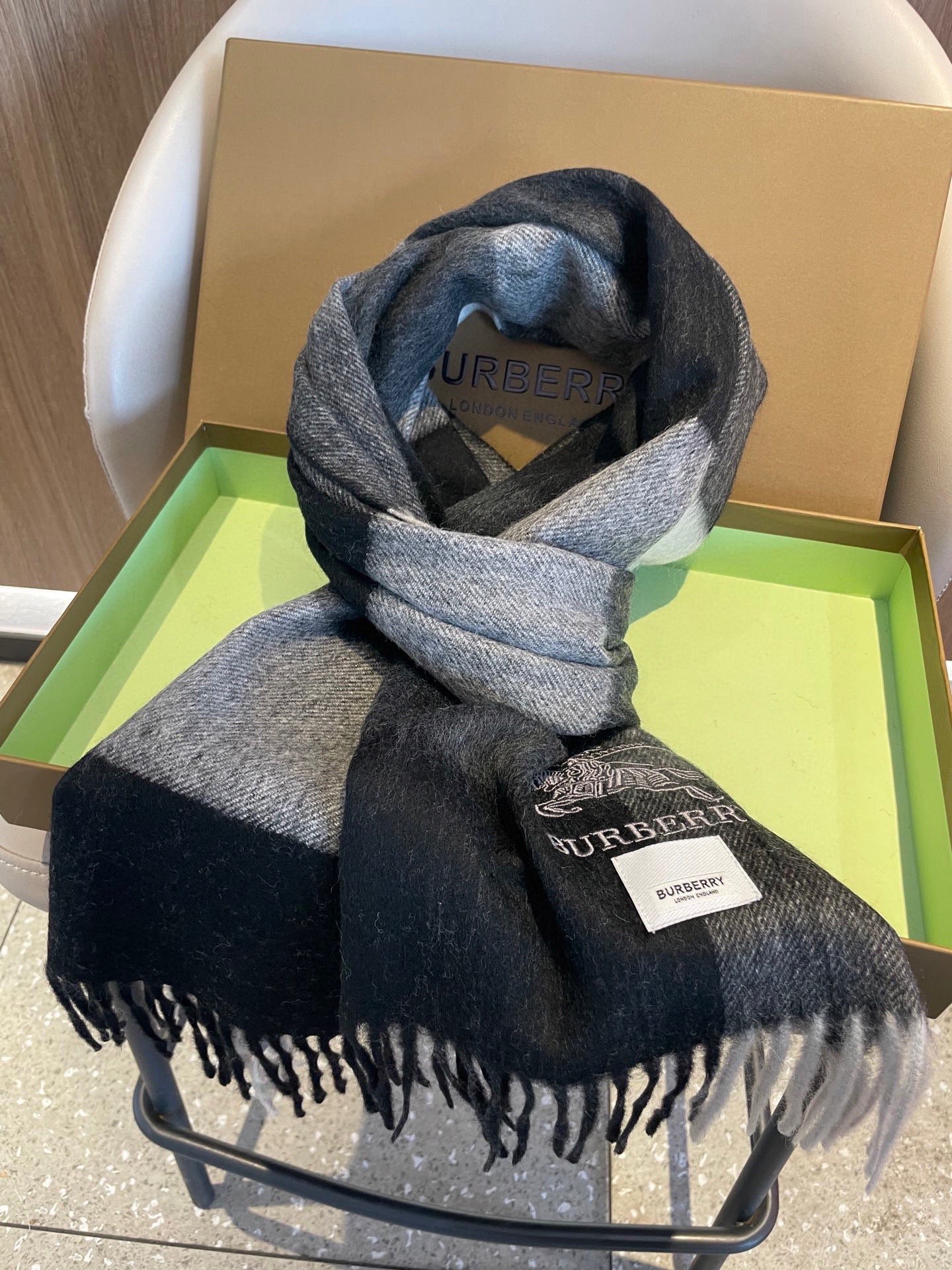 新款巴宝莉男士格子高级货❗️ 顶级出口尾单战马刺绣👍货不多，下手一定要快，真心美的让人非常非常心动 上身