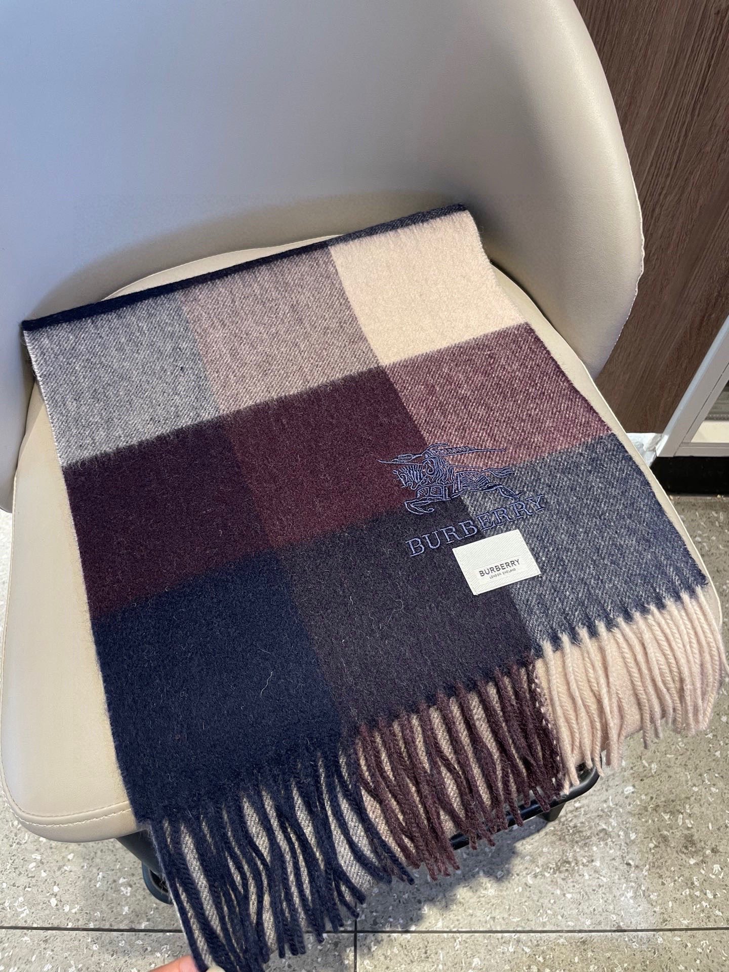 新款巴宝莉男士格子高级货❗️ 顶级出口尾单战马刺绣👍货不多，下手一定要快，真心美的让人非常非常心动 上身