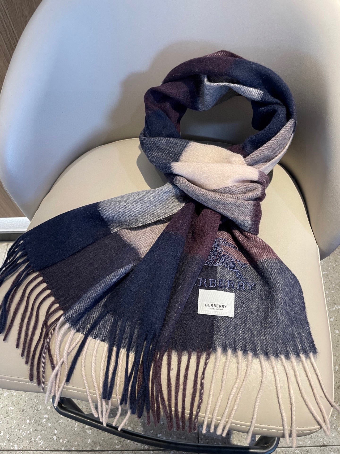 新款巴宝莉男士格子高级货❗️ 顶级出口尾单战马刺绣👍货不多，下手一定要快，真心美的让人非常非常心动 上身