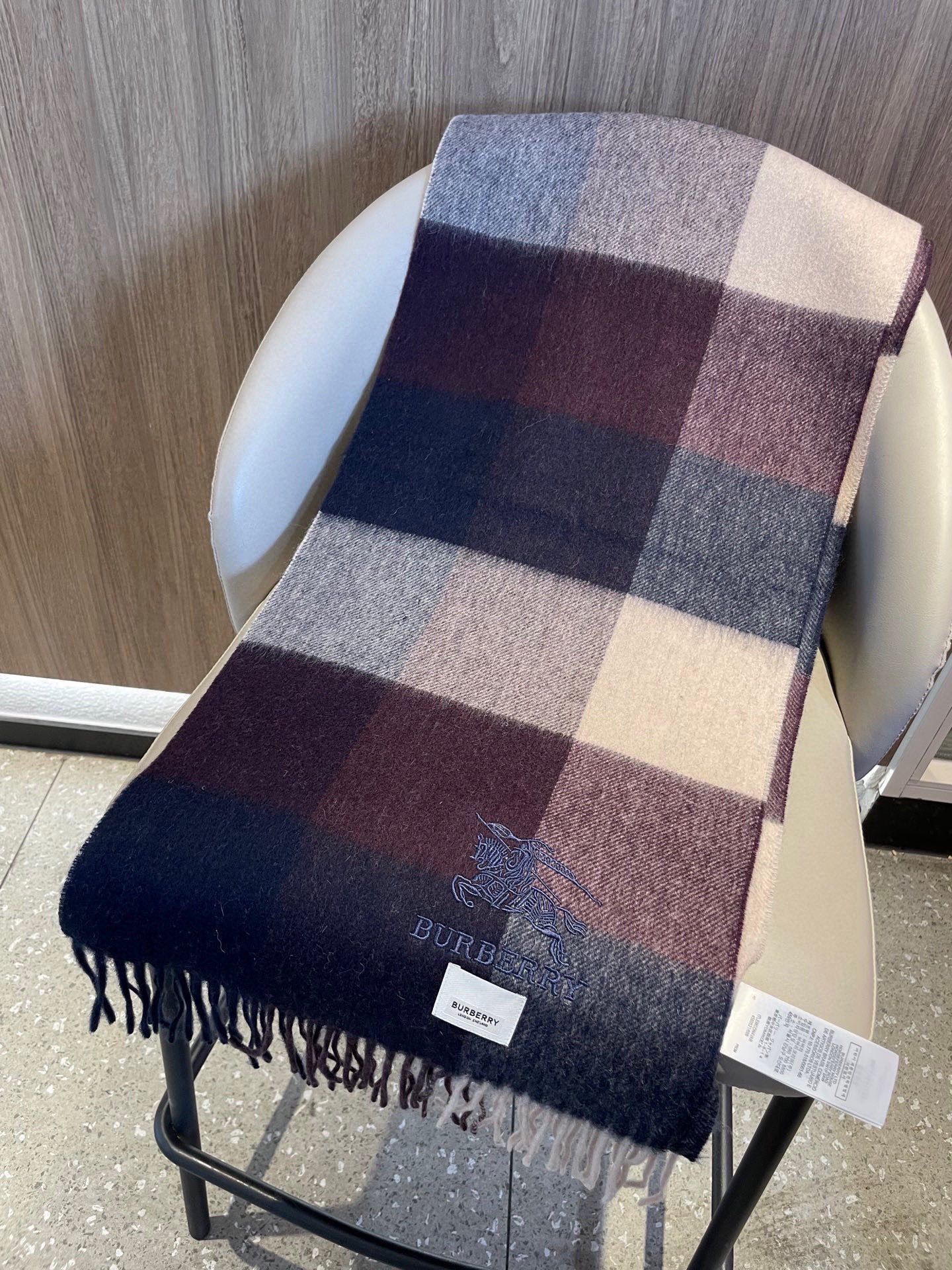 新款巴宝莉男士格子高级货❗️ 顶级出口尾单战马刺绣👍货不多，下手一定要快，真心美的让人非常非常心动 上身