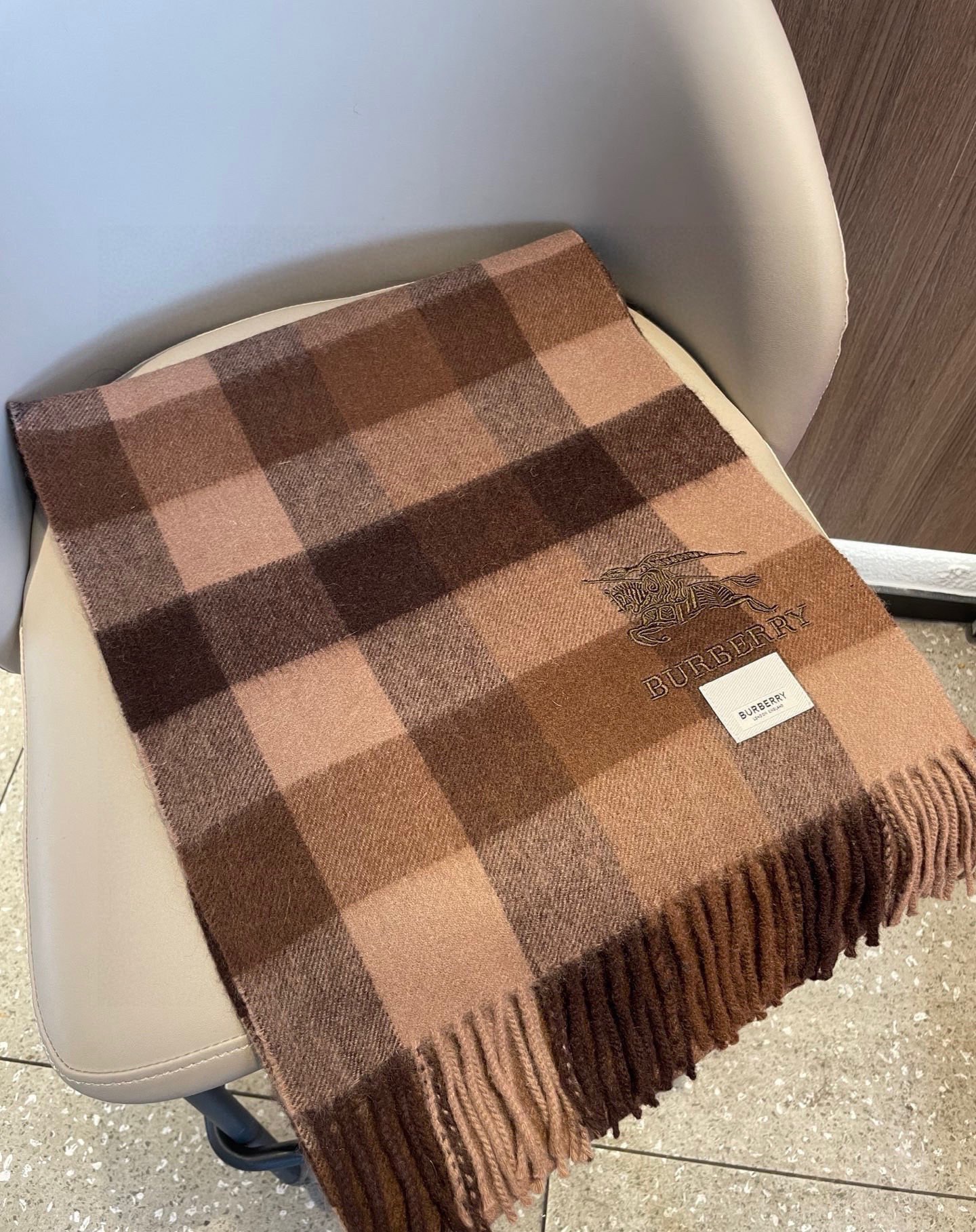 新款巴宝莉男士格子高级货❗️ 顶级出口尾单战马刺绣👍货不多，下手一定要快，真心美的让人非常非常心动 上身