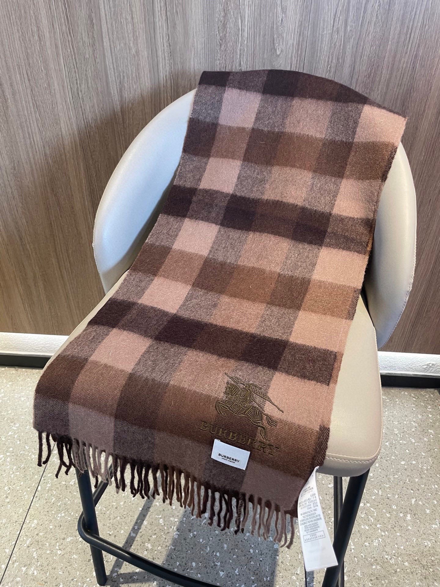 新款巴宝莉男士格子高级货❗️ 顶级出口尾单战马刺绣👍货不多，下手一定要快，真心美的让人非常非常心动 上身