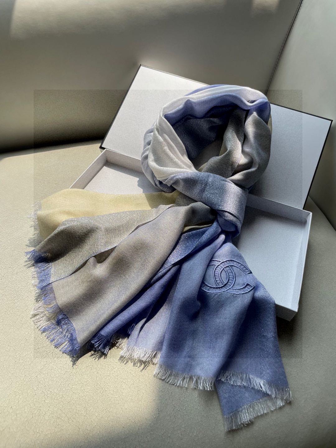 香奈儿顶级旷世绝美👼，👏小香风绝美百搭款💋专柜限量哦‼有钱都很难订到💛💙💜顶级纯羊绒，品质上乘✨精美LO