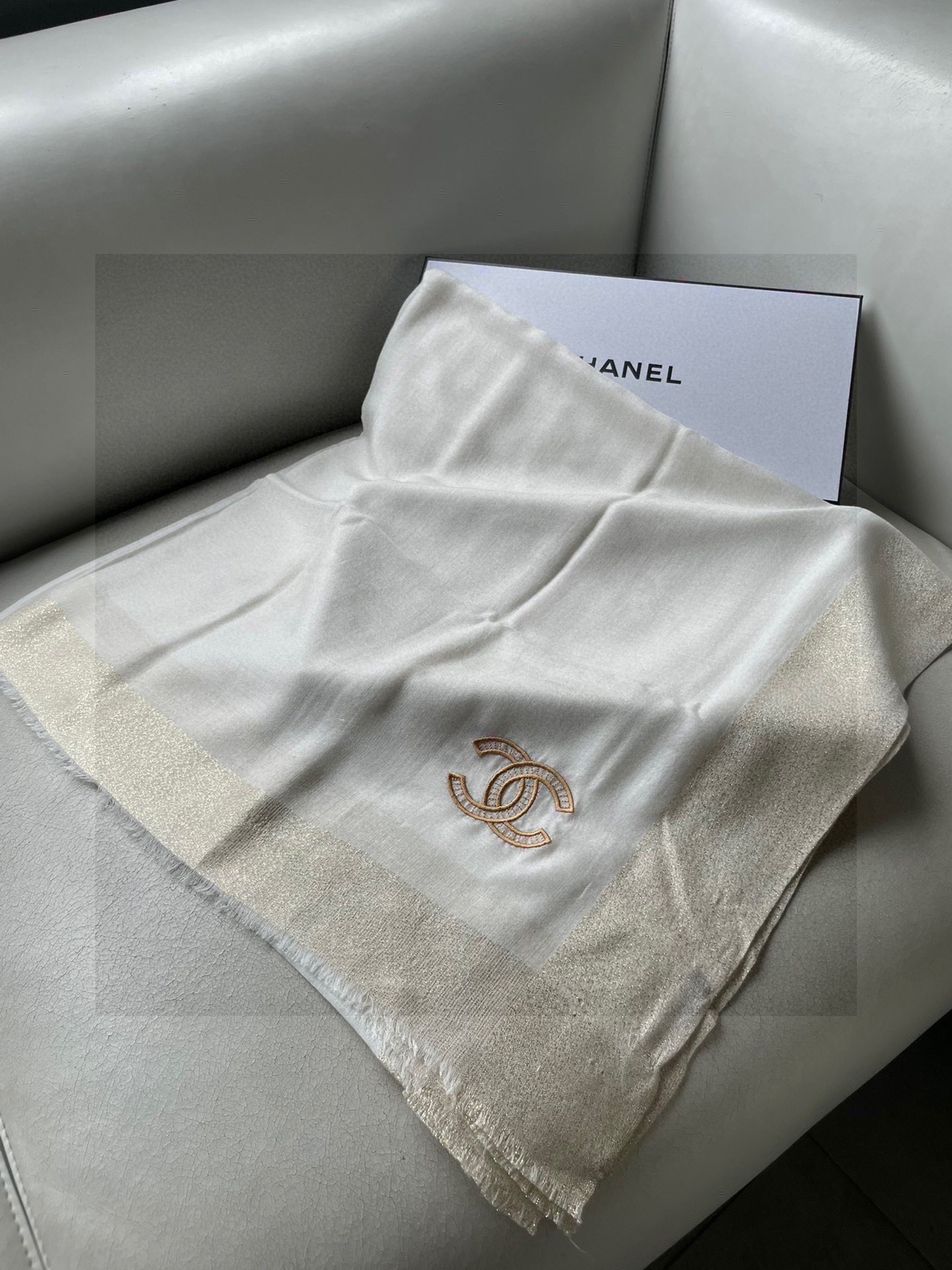 香奈儿顶级旷世绝美👼，👏小香风绝美百搭款💋专柜限量哦‼有钱都很难订到💛💙💜顶级纯羊绒，品质上乘✨精美LO