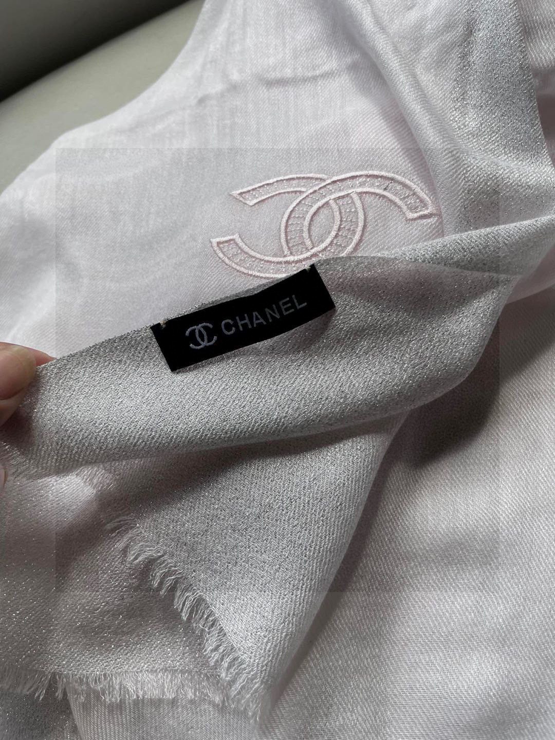 香奈儿顶级旷世绝美👼，👏小香风绝美百搭款💋专柜限量哦‼有钱都很难订到💛💙💜顶级纯羊绒，品质上乘✨精美LO