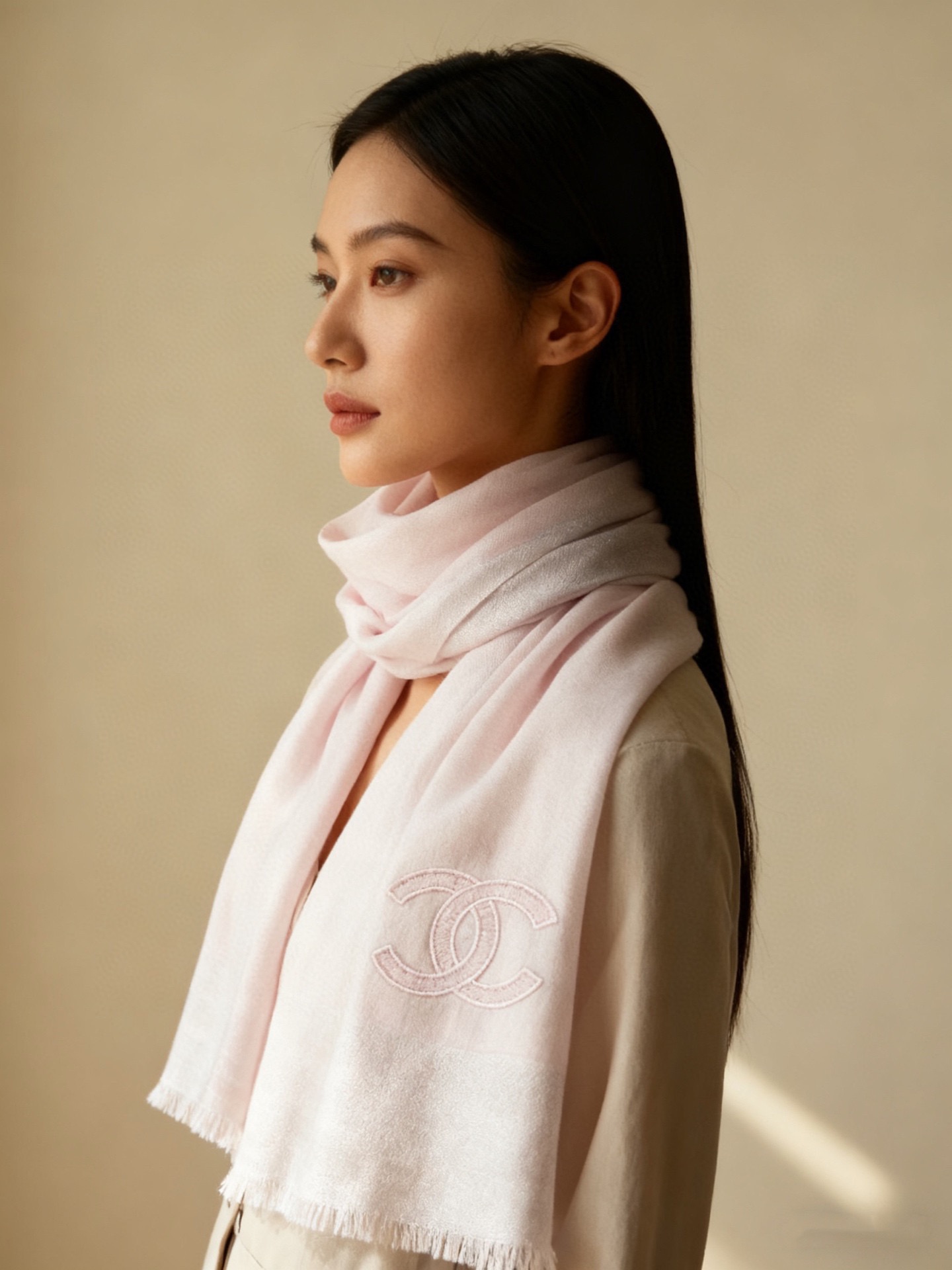 香奈儿顶级旷世绝美👼，👏小香风绝美百搭款💋专柜限量哦‼有钱都很难订到💛💙💜顶级纯羊绒，品质上乘✨精美LO