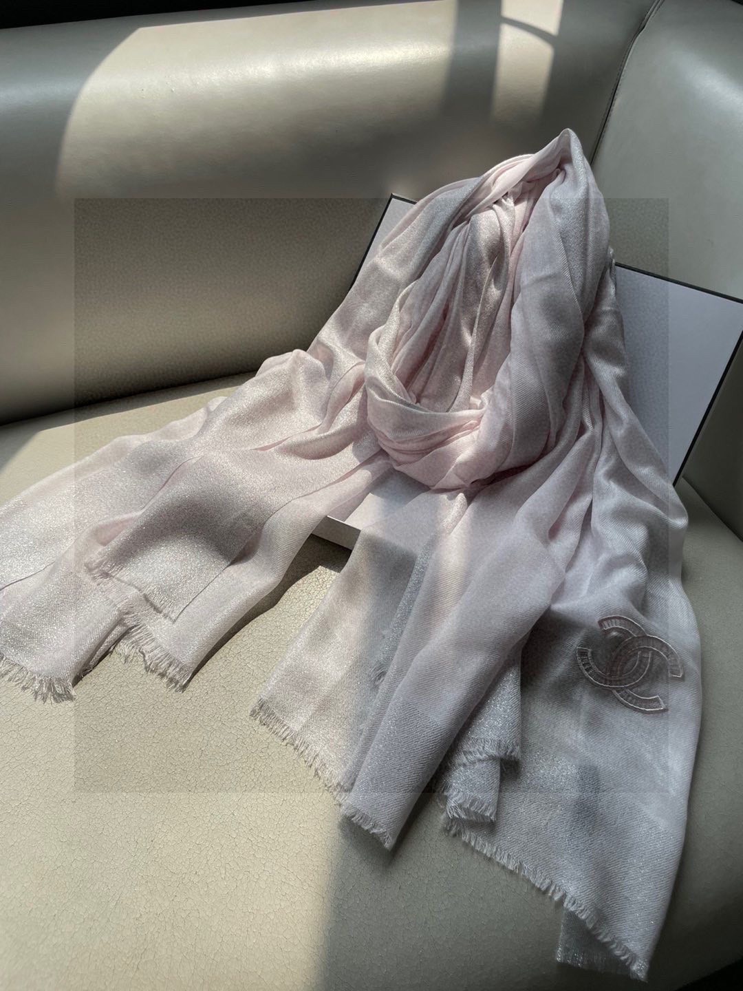 香奈儿顶级旷世绝美👼，👏小香风绝美百搭款💋专柜限量哦‼有钱都很难订到💛💙💜顶级纯羊绒，品质上乘✨精美LO