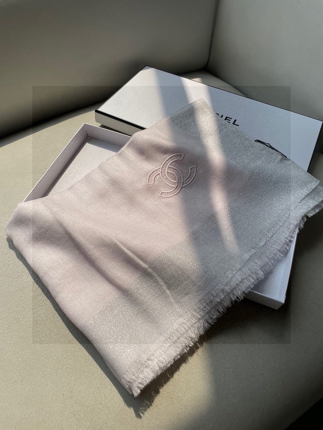 香奈儿顶级旷世绝美👼，👏小香风绝美百搭款💋专柜限量哦‼有钱都很难订到💛💙💜顶级纯羊绒，品质上乘✨精美LO