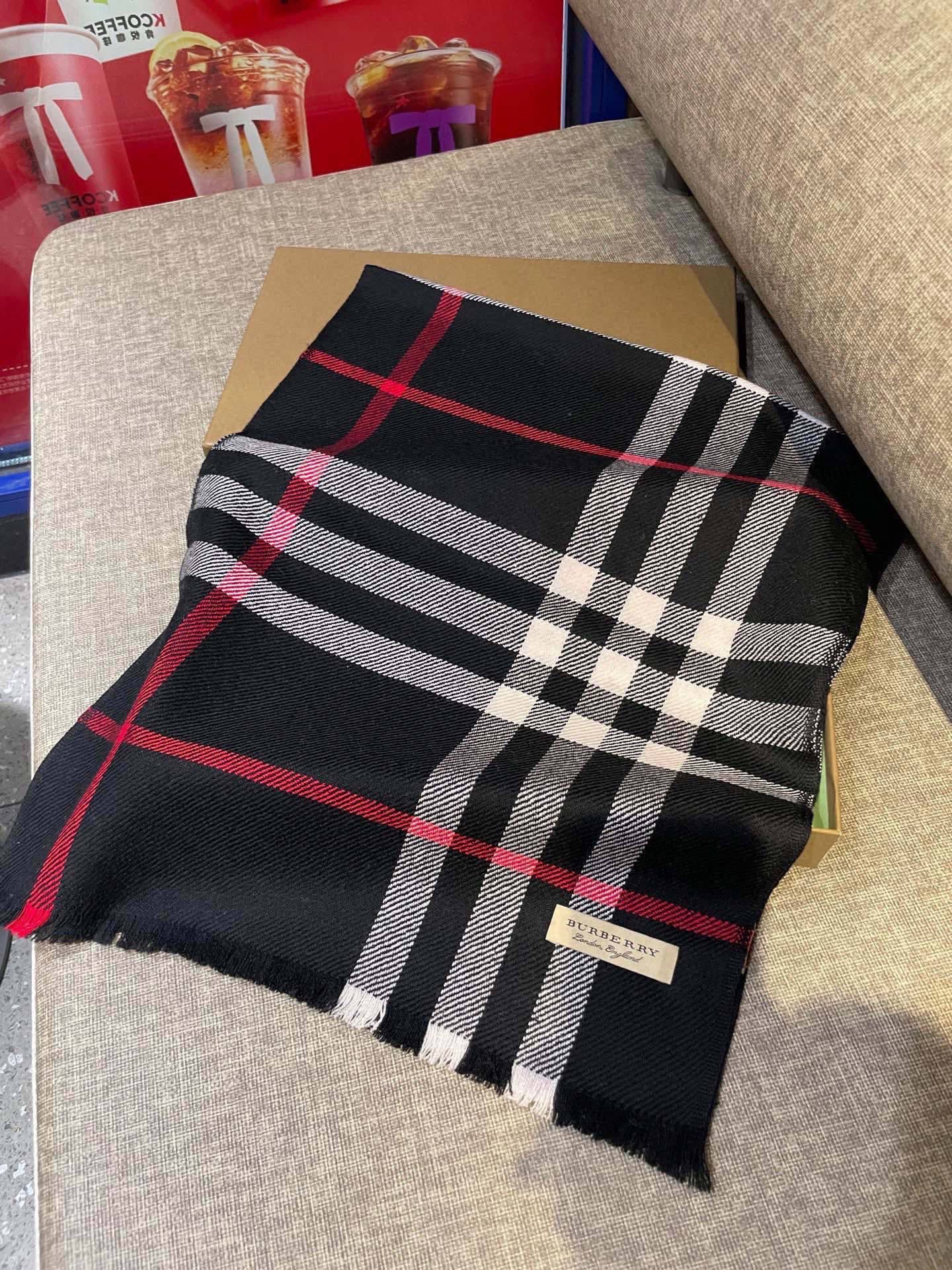 同步官网，巴宝莉经典时尚的情怀。日常时髦实用款】Burberry新款，真的无敌时髦百搭！！独有的格调，这