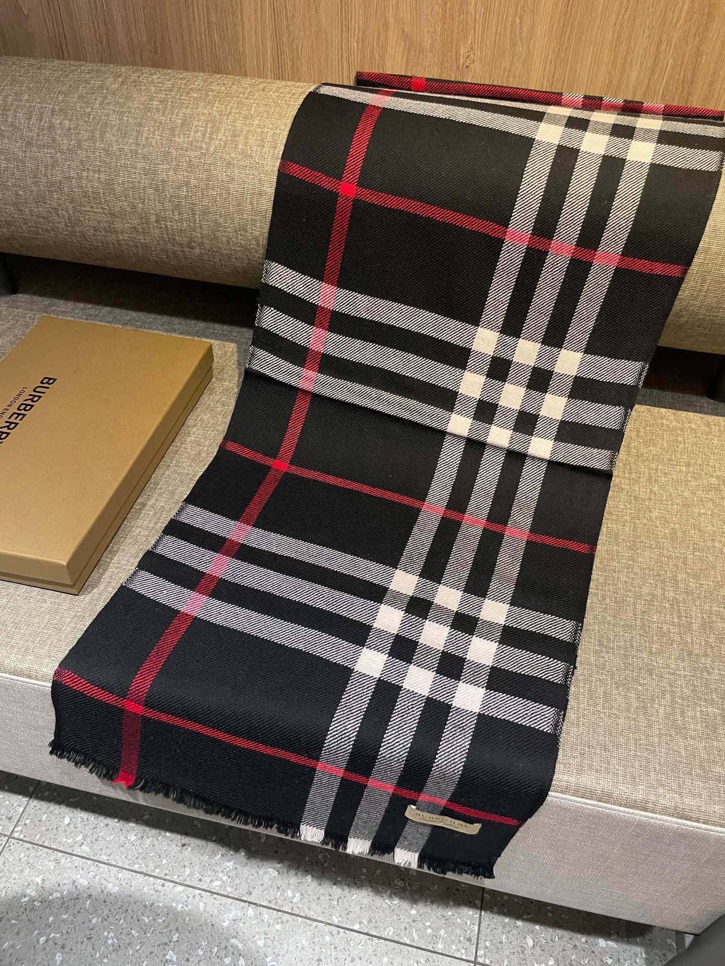 同步官网，巴宝莉经典时尚的情怀。日常时髦实用款】Burberry新款，真的无敌时髦百搭！！独有的格调，这