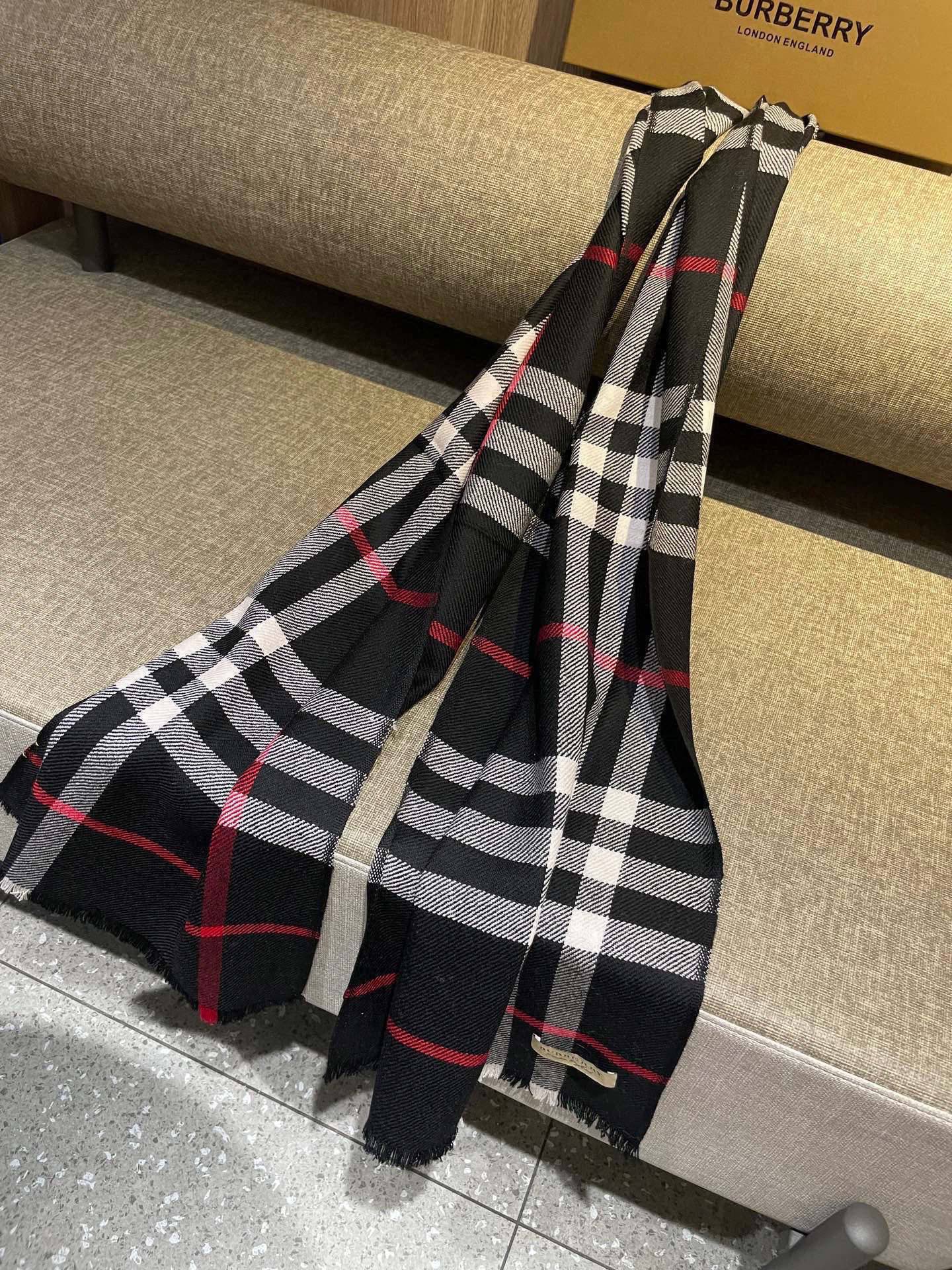 同步官网，巴宝莉经典时尚的情怀。日常时髦实用款】Burberry新款，真的无敌时髦百搭！！独有的格调，这