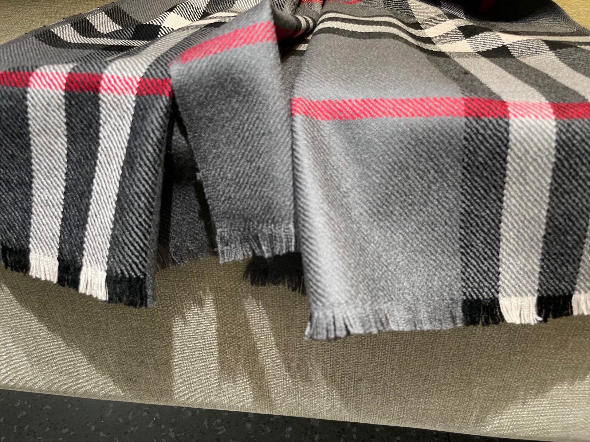 同步官网，巴宝莉经典时尚的情怀。日常时髦实用款】Burberry新款，真的无敌时髦百搭！！独有的格调，这