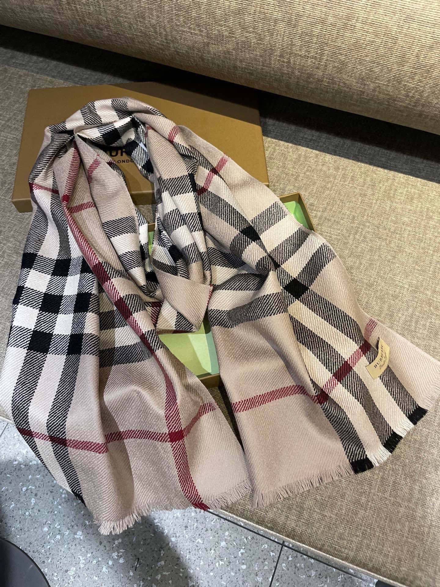 同步官网，巴宝莉经典时尚的情怀。日常时髦实用款】Burberry新款，真的无敌时髦百搭！！独有的格调，这