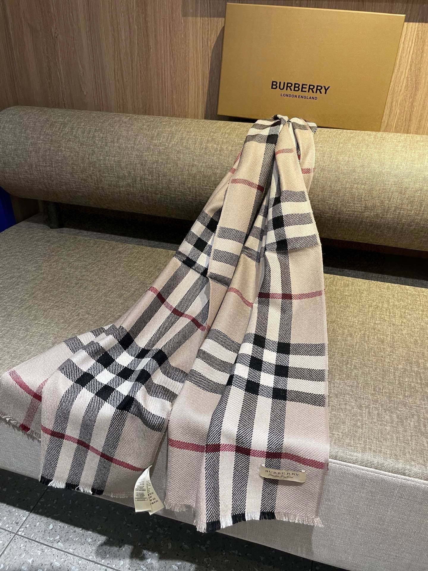 同步官网，巴宝莉经典时尚的情怀。日常时髦实用款】Burberry新款，真的无敌时髦百搭！！独有的格调，这