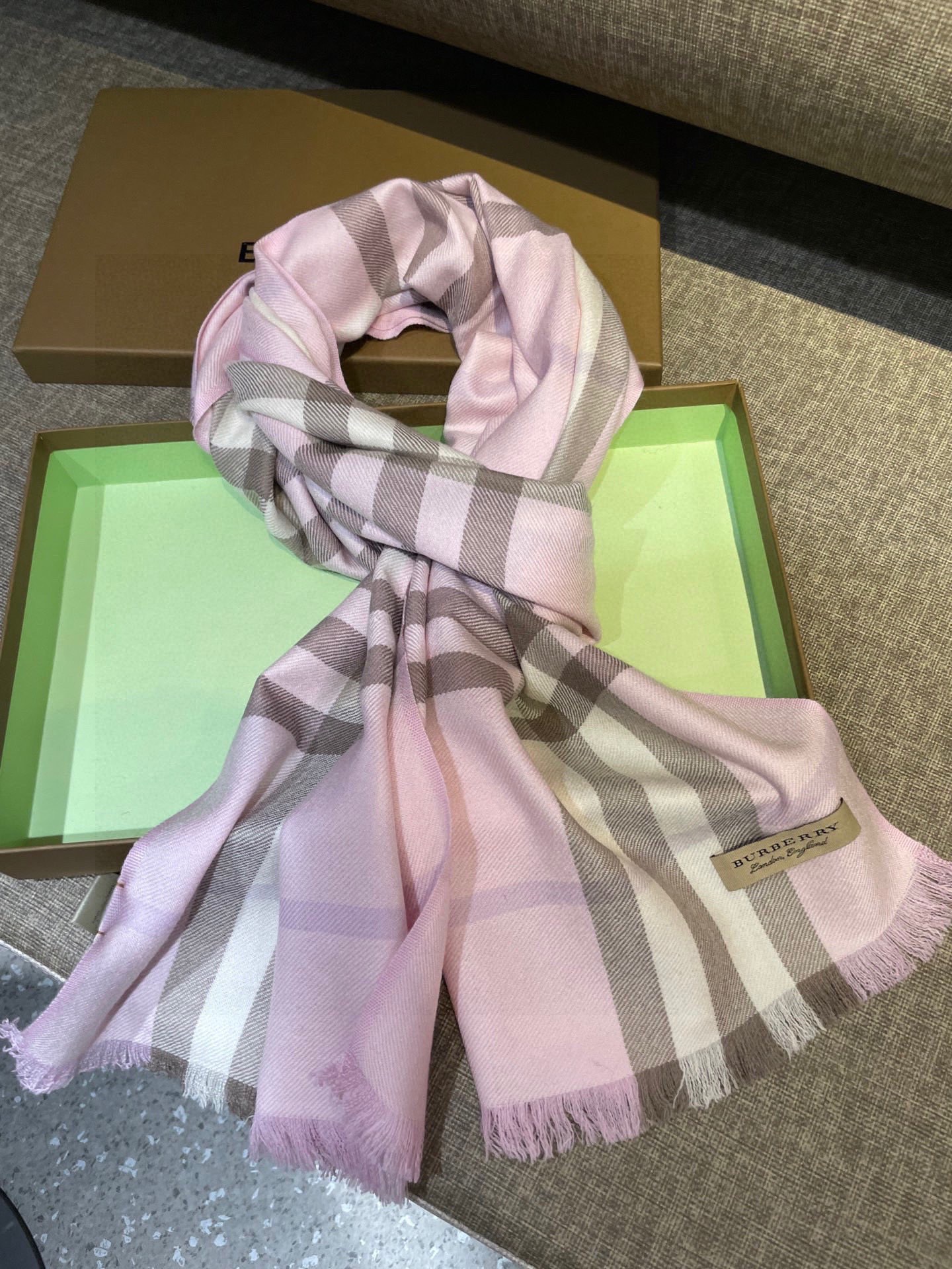 同步官网，巴宝莉经典时尚的情怀。日常时髦实用款】Burberry新款，真的无敌时髦百搭！！独有的格调，这