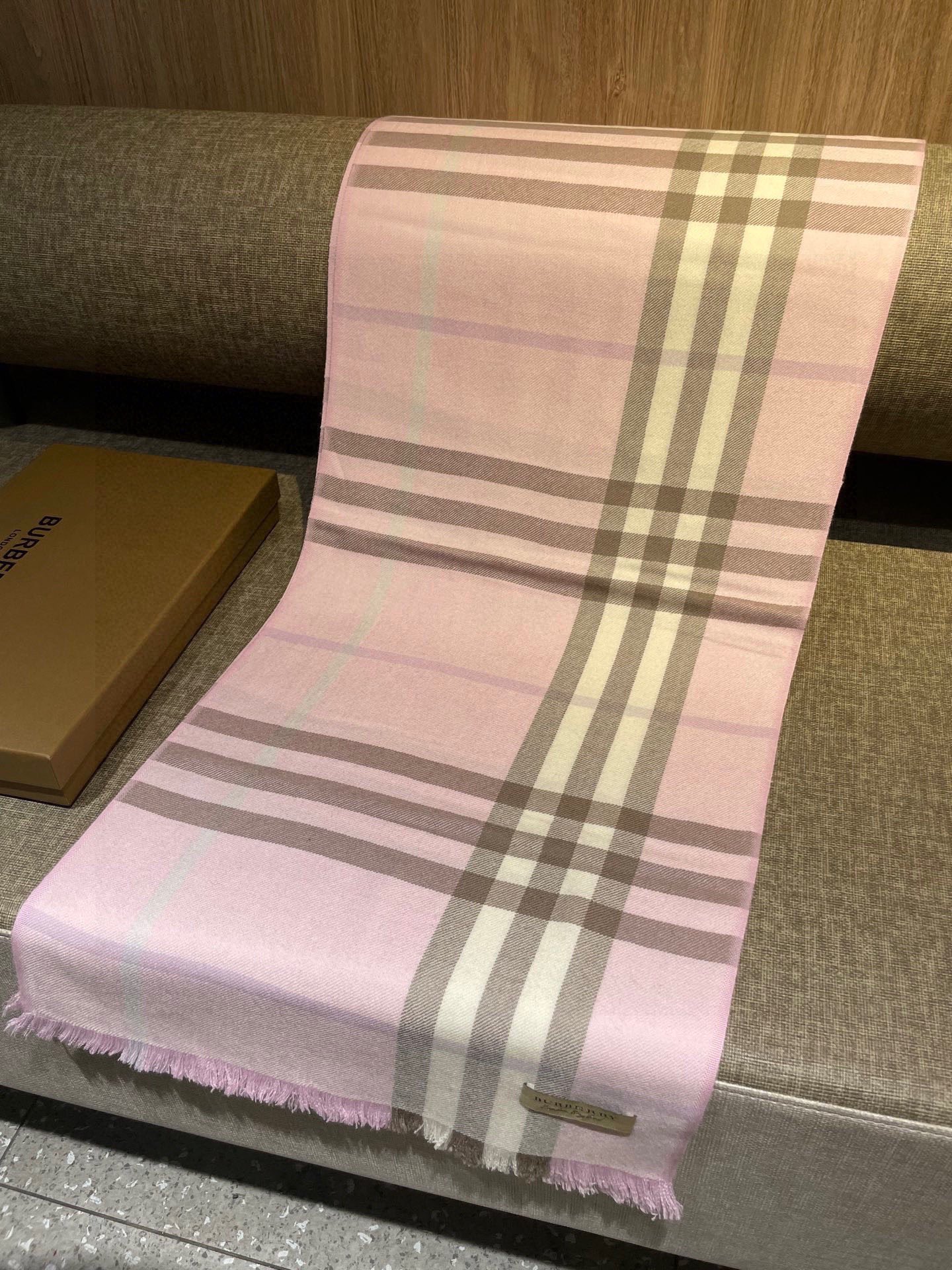 同步官网，巴宝莉经典时尚的情怀。日常时髦实用款】Burberry新款，真的无敌时髦百搭！！独有的格调，这